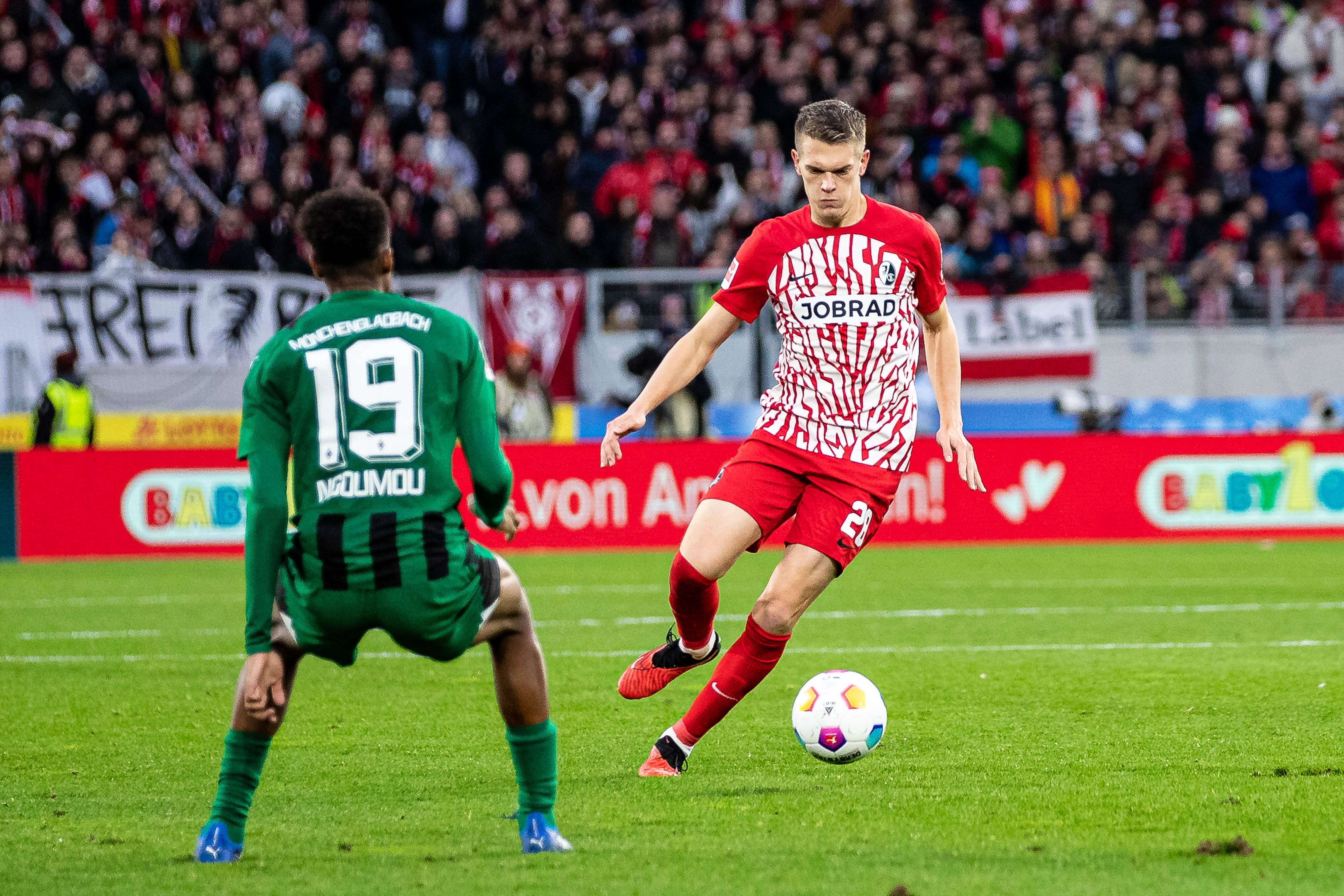 Matthias Ginter dribbelt gegen einen Gladbach-Spieler.