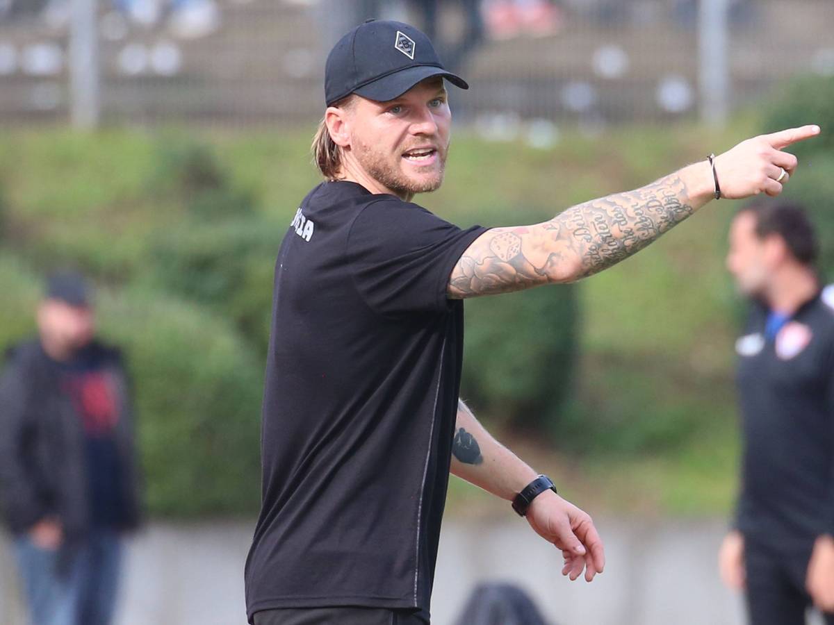 Eugen Polanski mit Gladbach-Cap am Spielfeldrand.