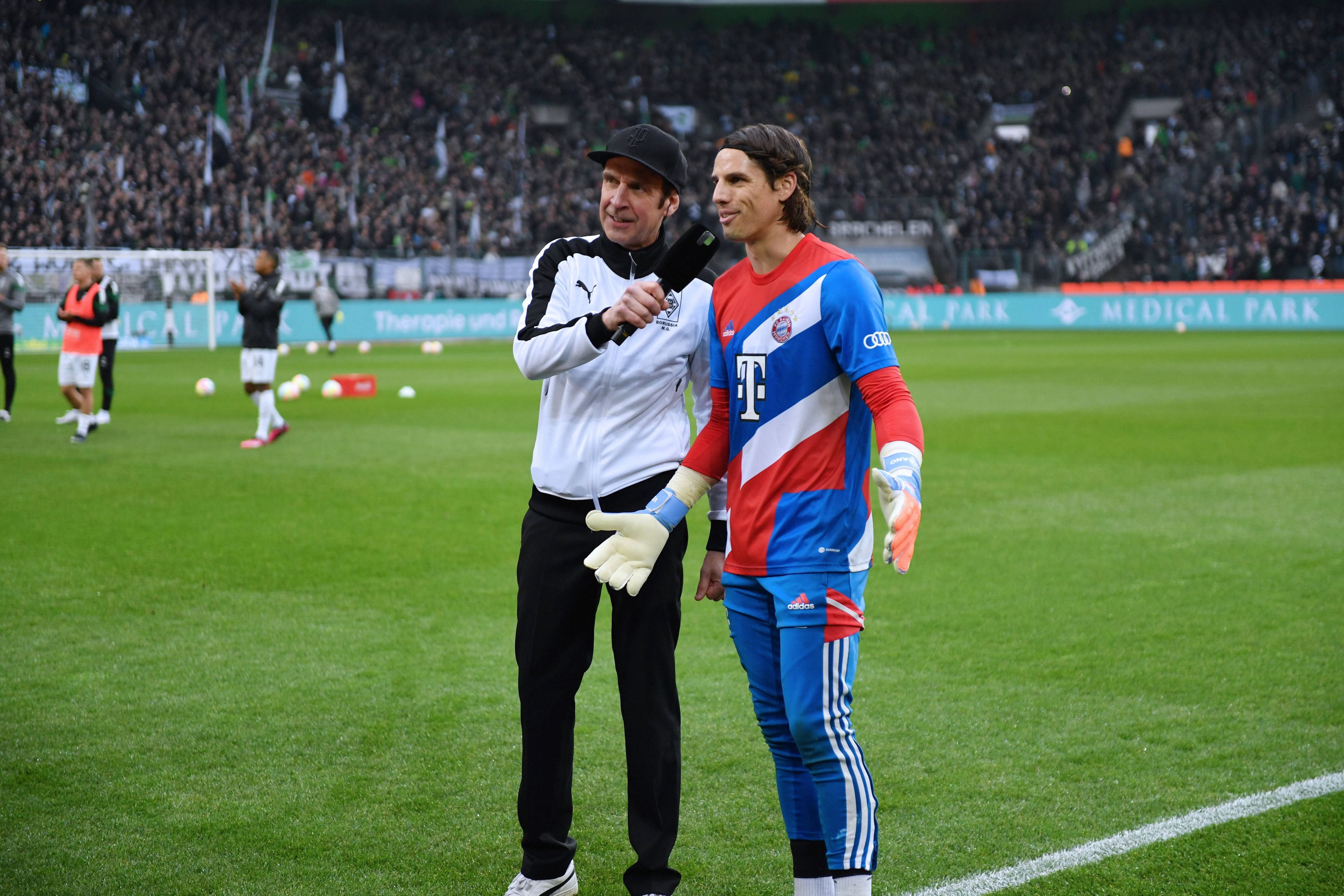 Torsten Knippertz hält Yann Sommer ein Mikro im Borussia-Park vor den Mund. Sommer trägt Trainingsklamotten des FC Bayern München.