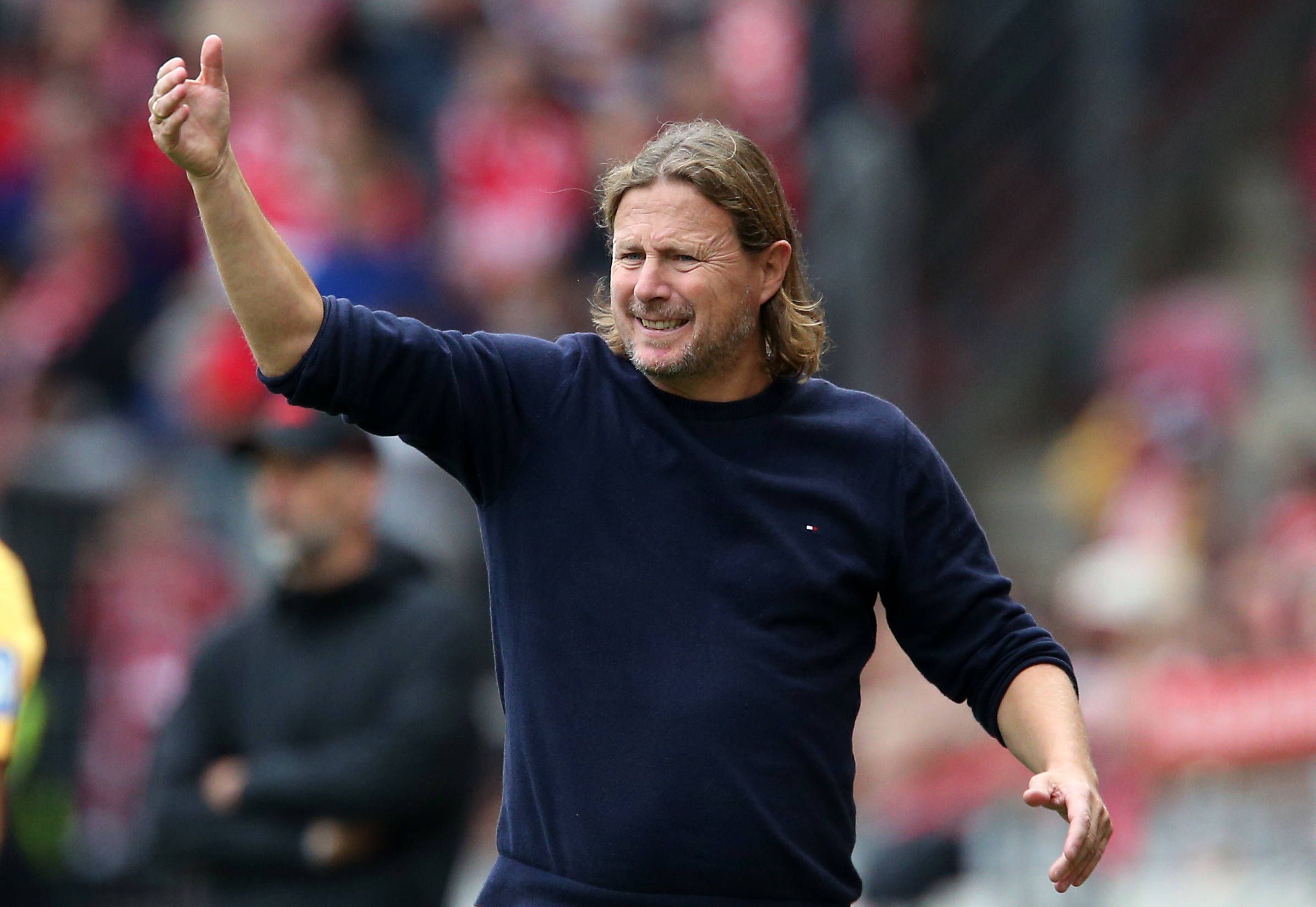 Mainz-Trainer Bo Henriksen gestikuliert im Spiel gegen RB Leipzig an der Seitenlinie.