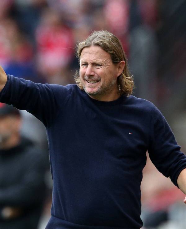 Mainz-Trainer Bo Henriksen gestikuliert im Spiel gegen RB Leipzig an der Seitenlinie.