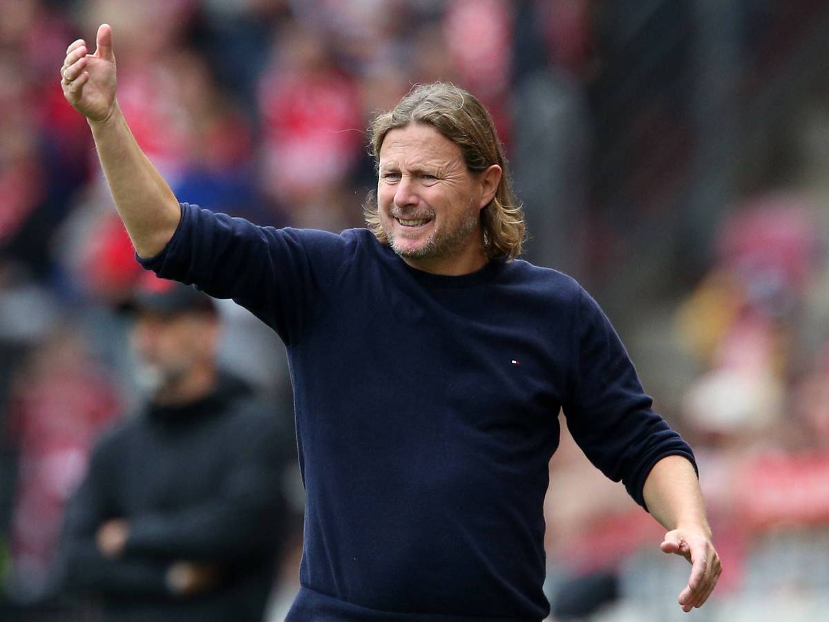 Mainz-Trainer Bo Henriksen gestikuliert im Spiel gegen RB Leipzig an der Seitenlinie.