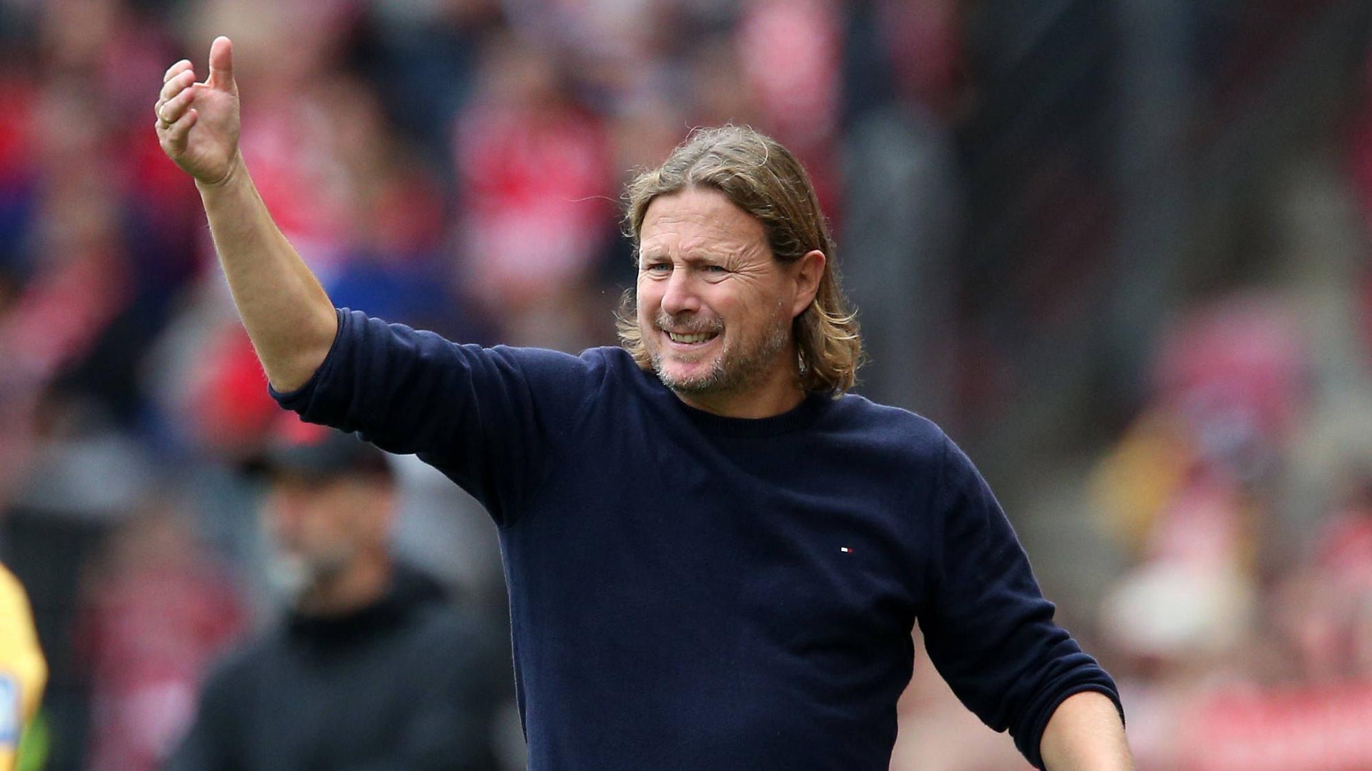 Mainz-Trainer Bo Henriksen gestikuliert im Spiel gegen RB Leipzig an der Seitenlinie.