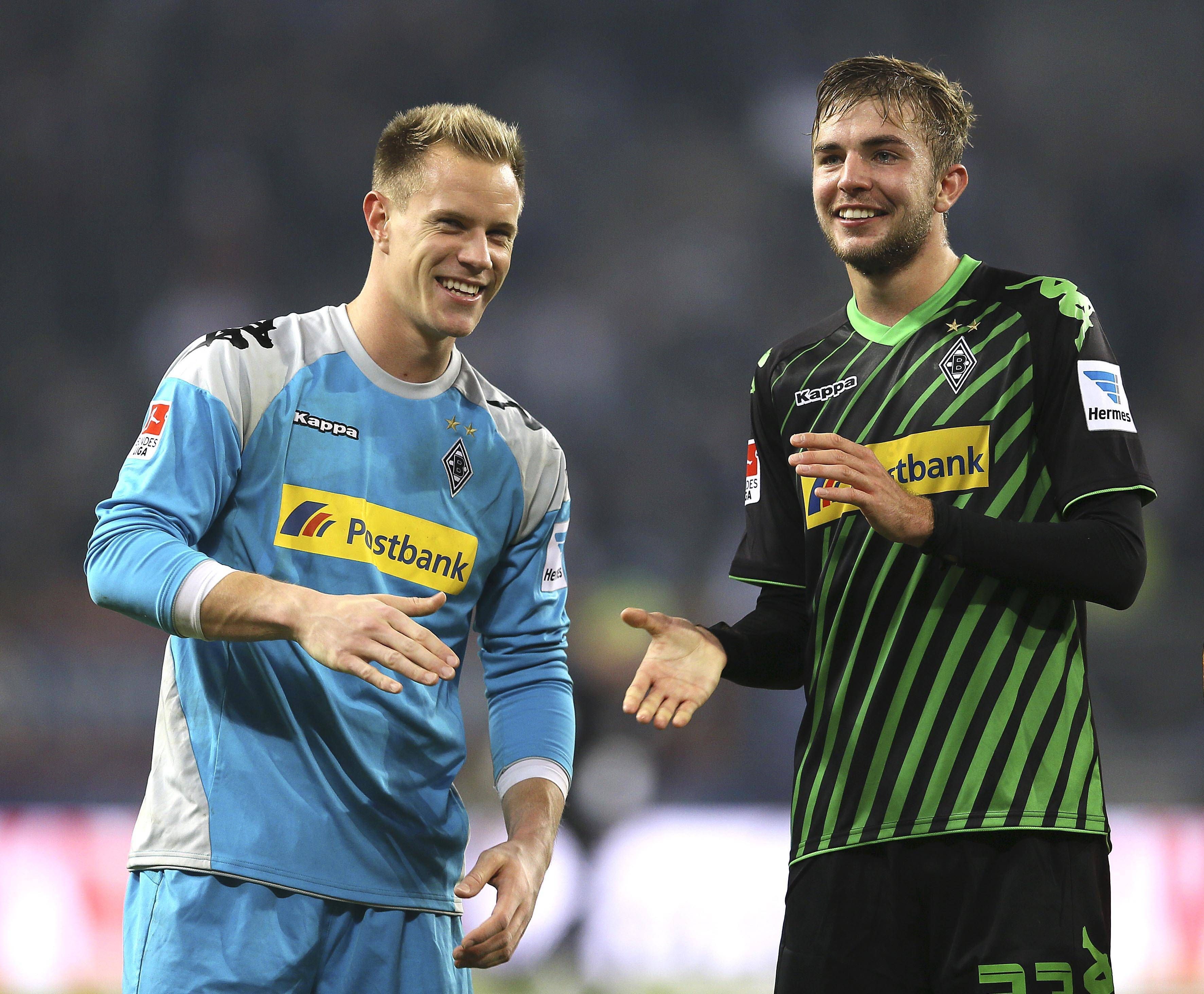 Marc-André ter Stegen und Christoph Kramer lachen gemeinsam im Gladbach-Trikot.