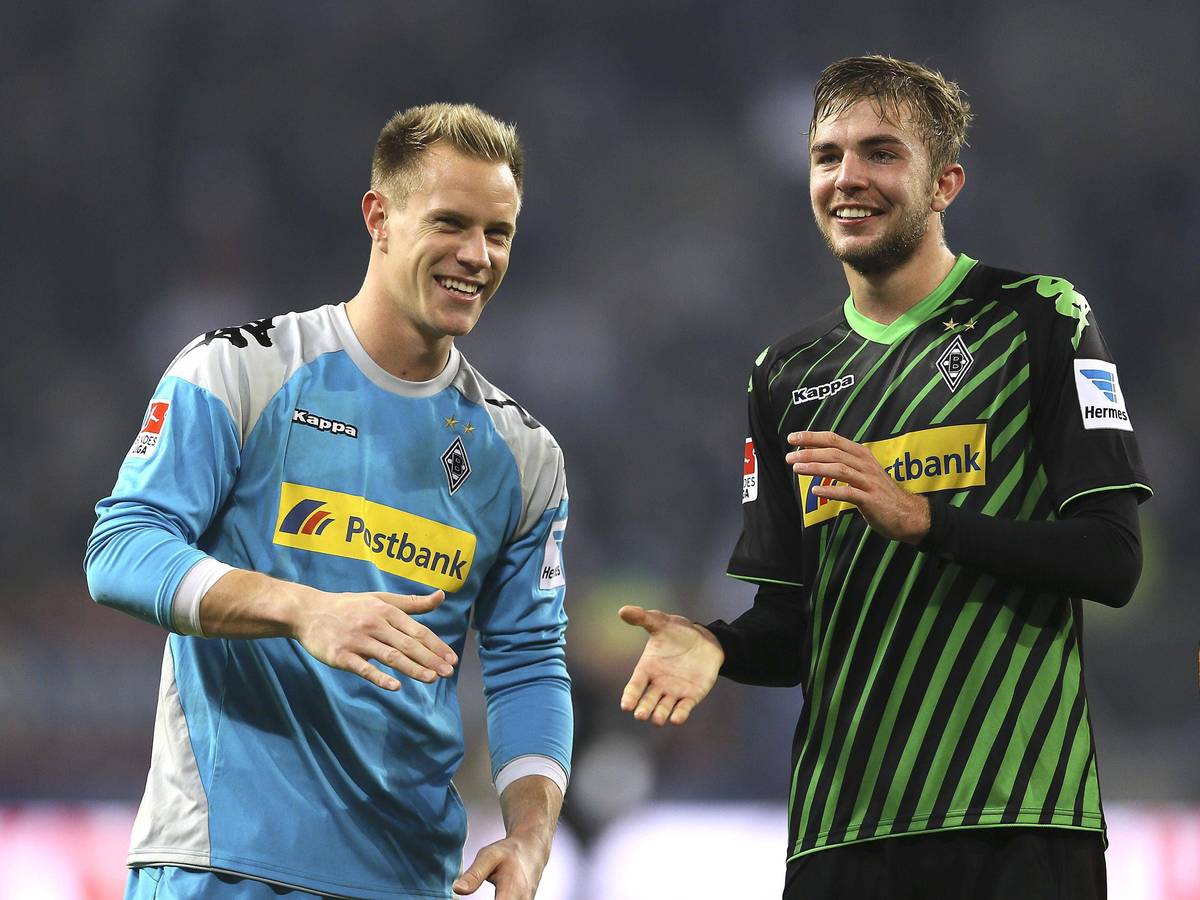 Marc-André ter Stegen und Christoph Kramer lachen gemeinsam im Gladbach-Trikot.