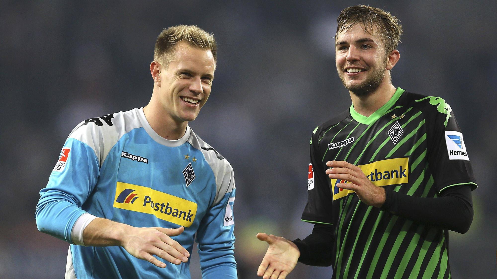 Marc-André ter Stegen und Christoph Kramer lachen gemeinsam im Gladbach-Trikot.