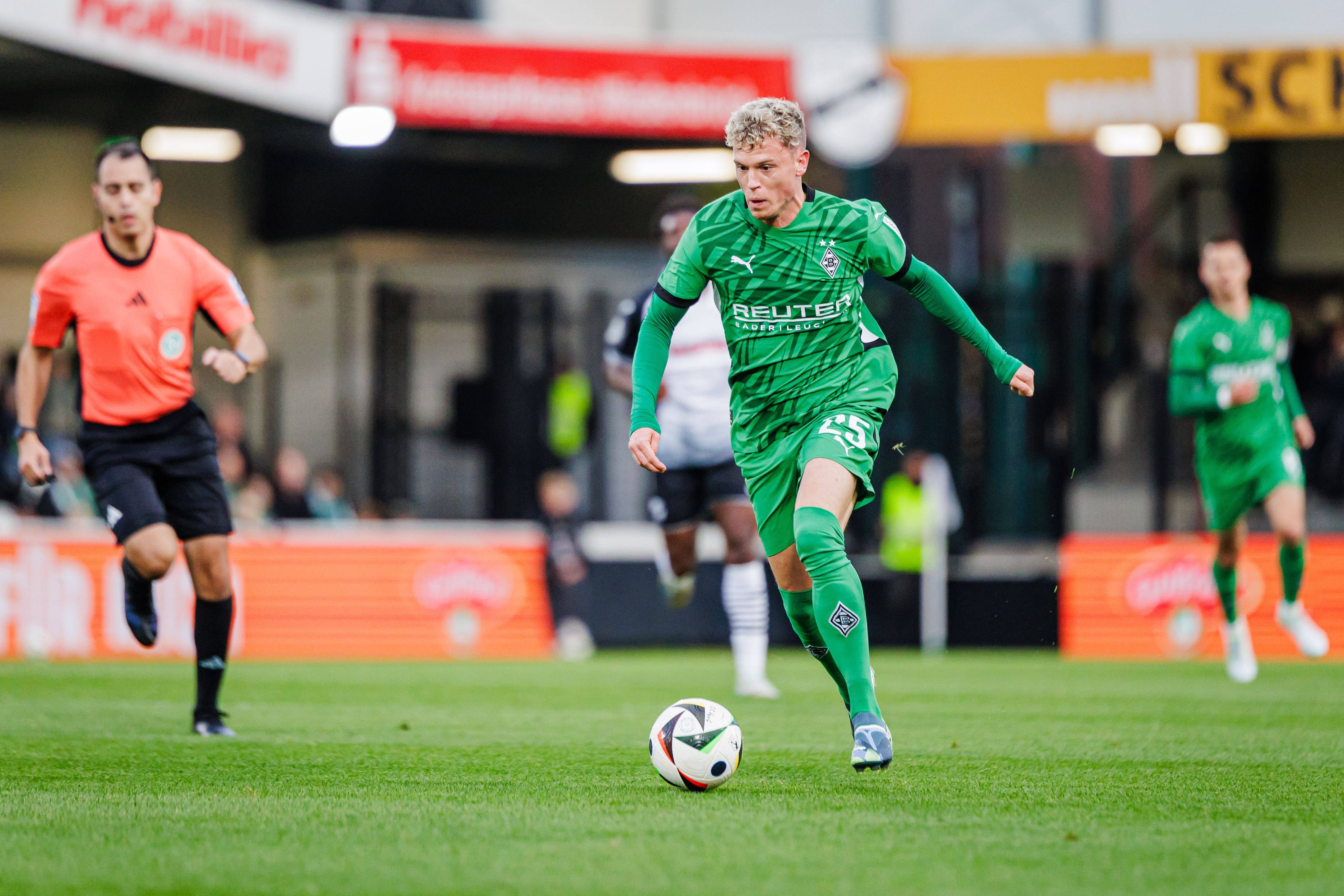 Borussia Mönchengladbachs Robin Hack führt den Ball im Testspiel beim SC Verl.