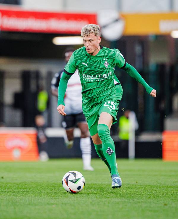 Borussia Mönchengladbachs Robin Hack führt den Ball im Testspiel beim SC Verl.