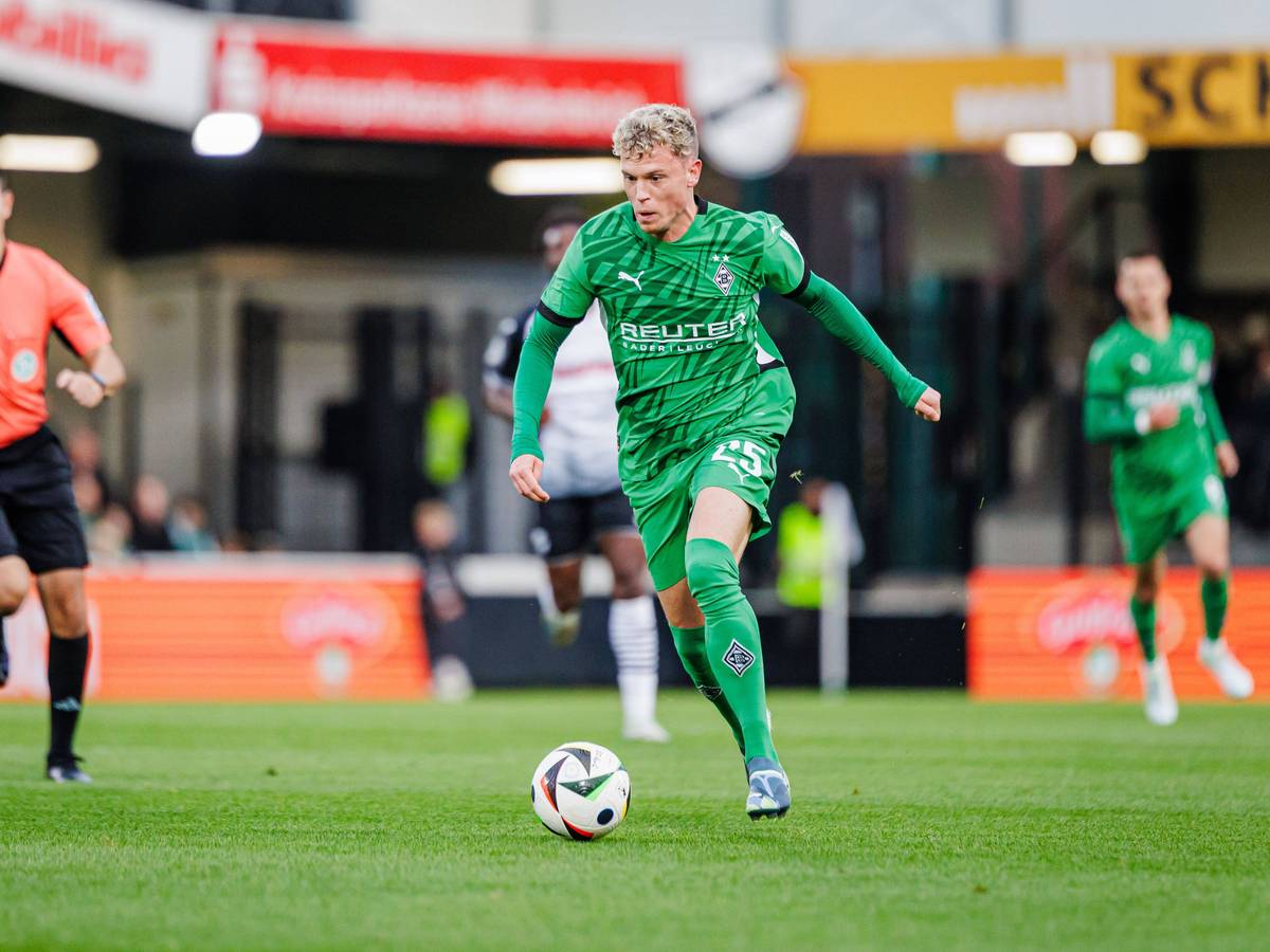 Borussia Mönchengladbachs Robin Hack führt den Ball im Testspiel beim SC Verl.
