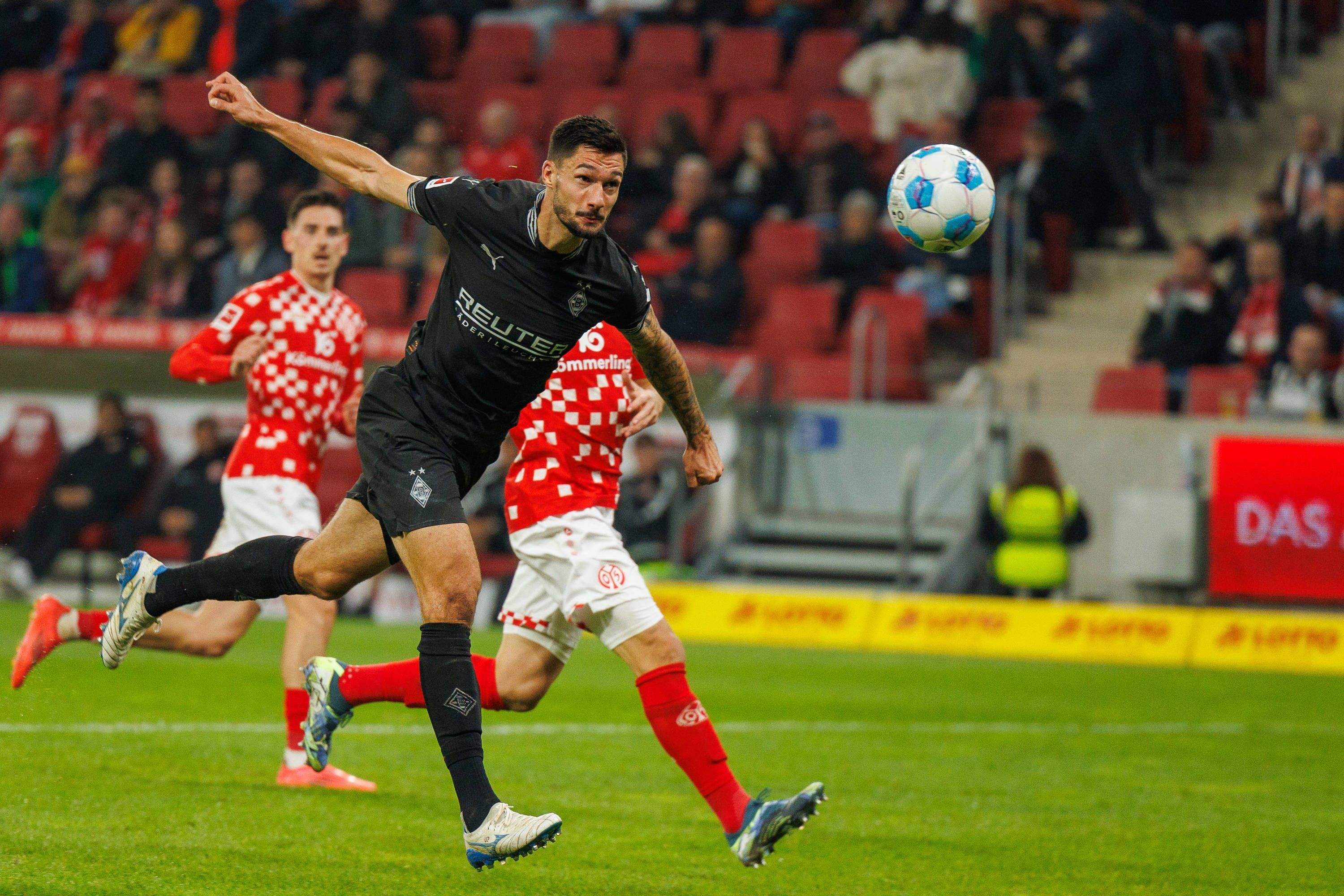 Tim Kleindienst beim Kopfball.