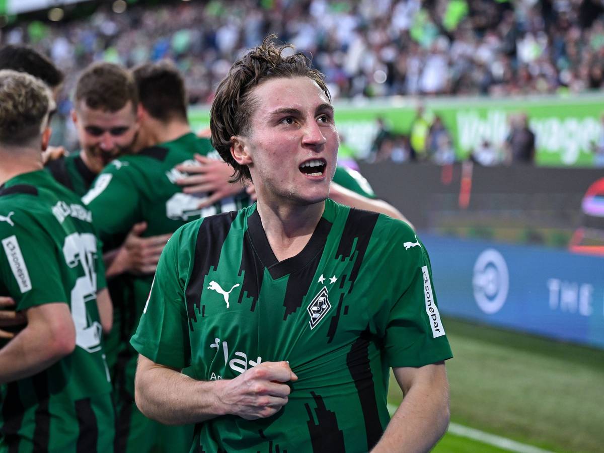 Rocco Reitz greift sich ins Trikot und schaut jubelnd zu den Fans hoch.