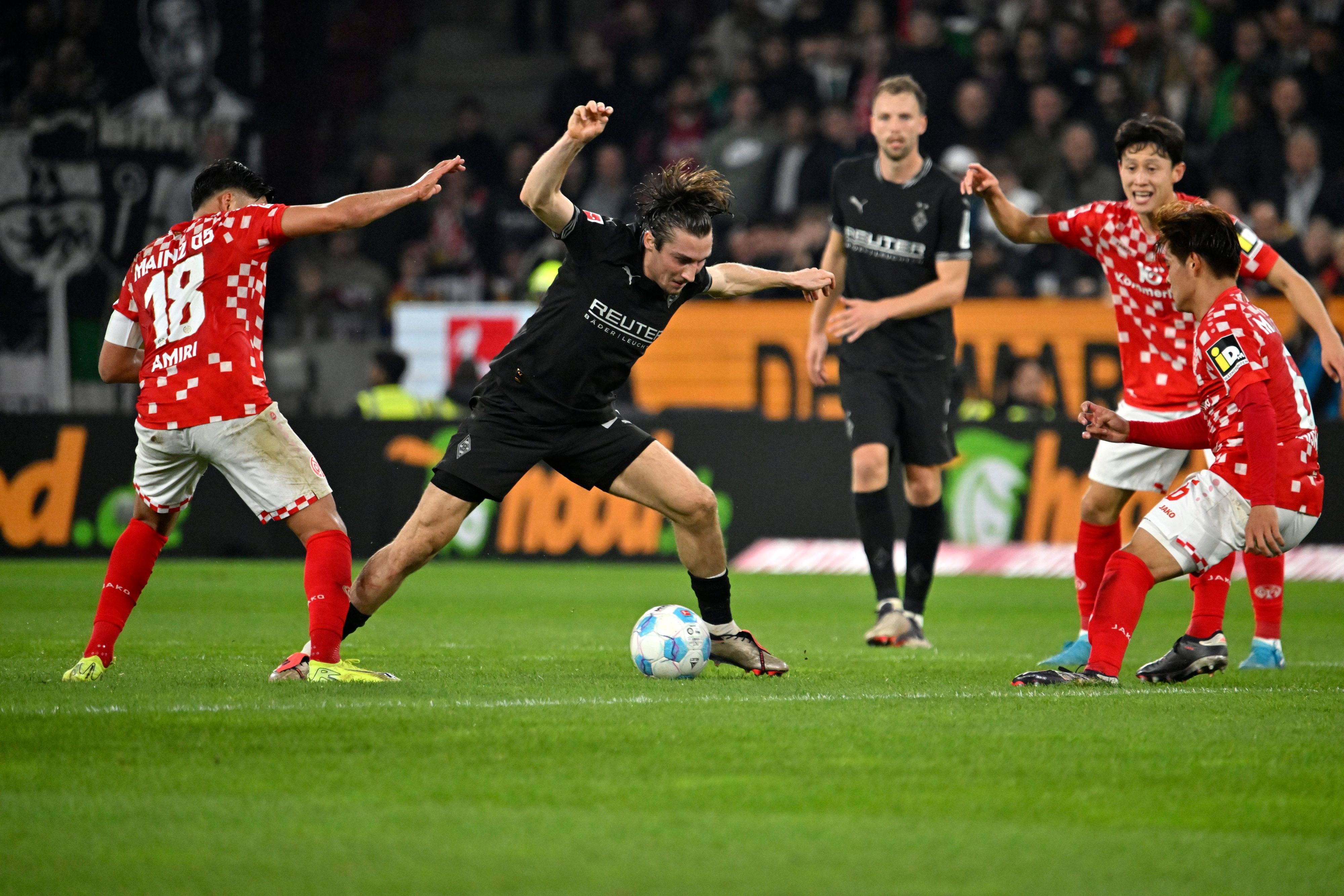 Borussia Mönchengladbachs Rocco Reitz behauptet den Ball im Spiel beim 1. FSV Mainz 05.