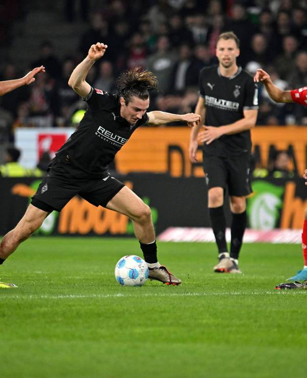 Borussia Mönchengladbachs Rocco Reitz behauptet den Ball im Spiel beim 1. FSV Mainz 05.