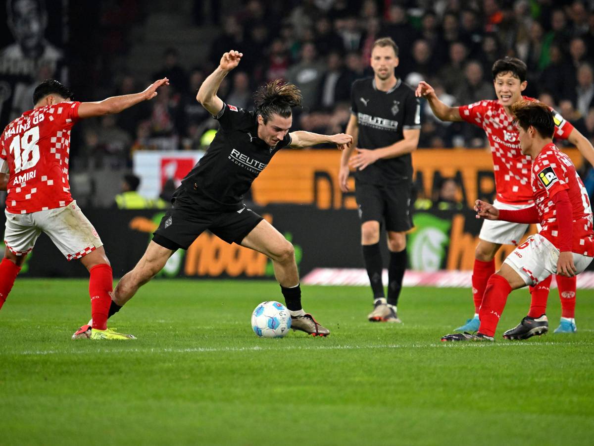 Borussia Mönchengladbachs Rocco Reitz behauptet den Ball im Spiel beim 1. FSV Mainz 05.