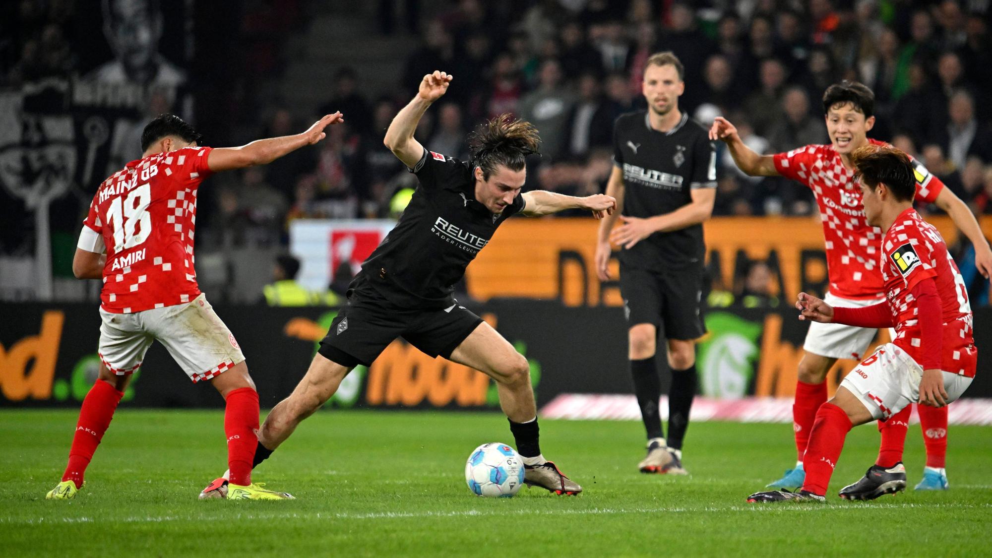 Borussia Mönchengladbachs Rocco Reitz behauptet den Ball im Spiel beim 1. FSV Mainz 05.