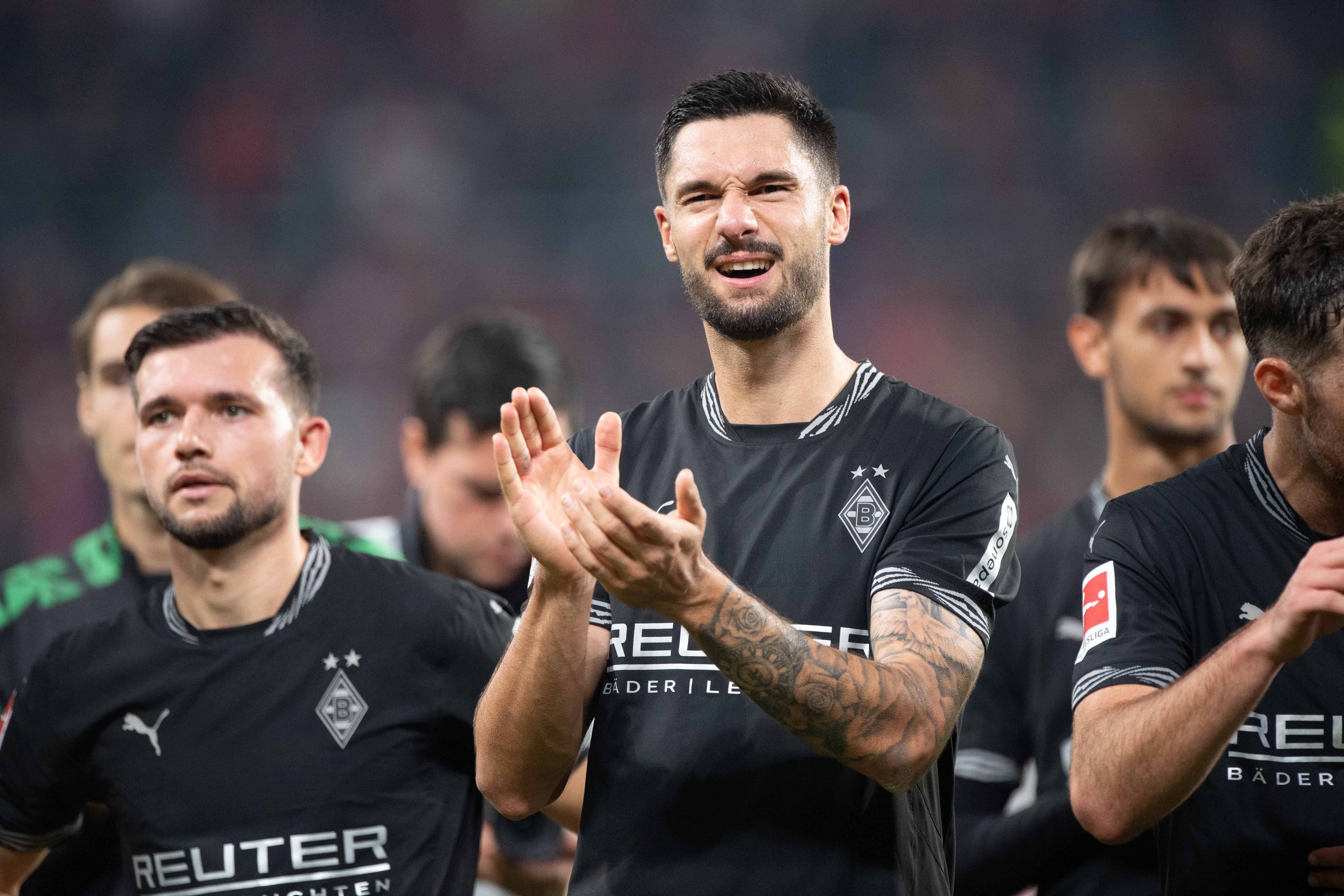 Borussia Mönchengladbachs Tim Kleindienst applaudiert den Fans nach dem Spiel beim 1. FSV Mainz 05.