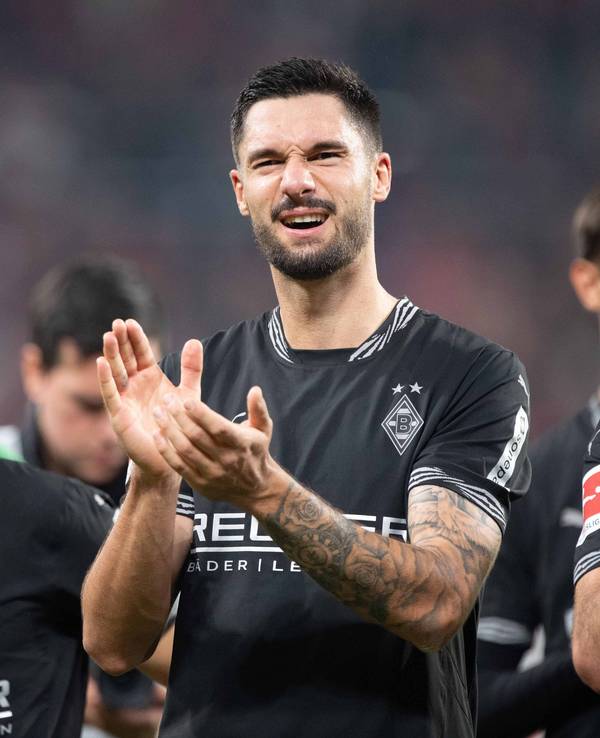 Borussia Mönchengladbachs Tim Kleindienst applaudiert den Fans nach dem Spiel beim 1. FSV Mainz 05.