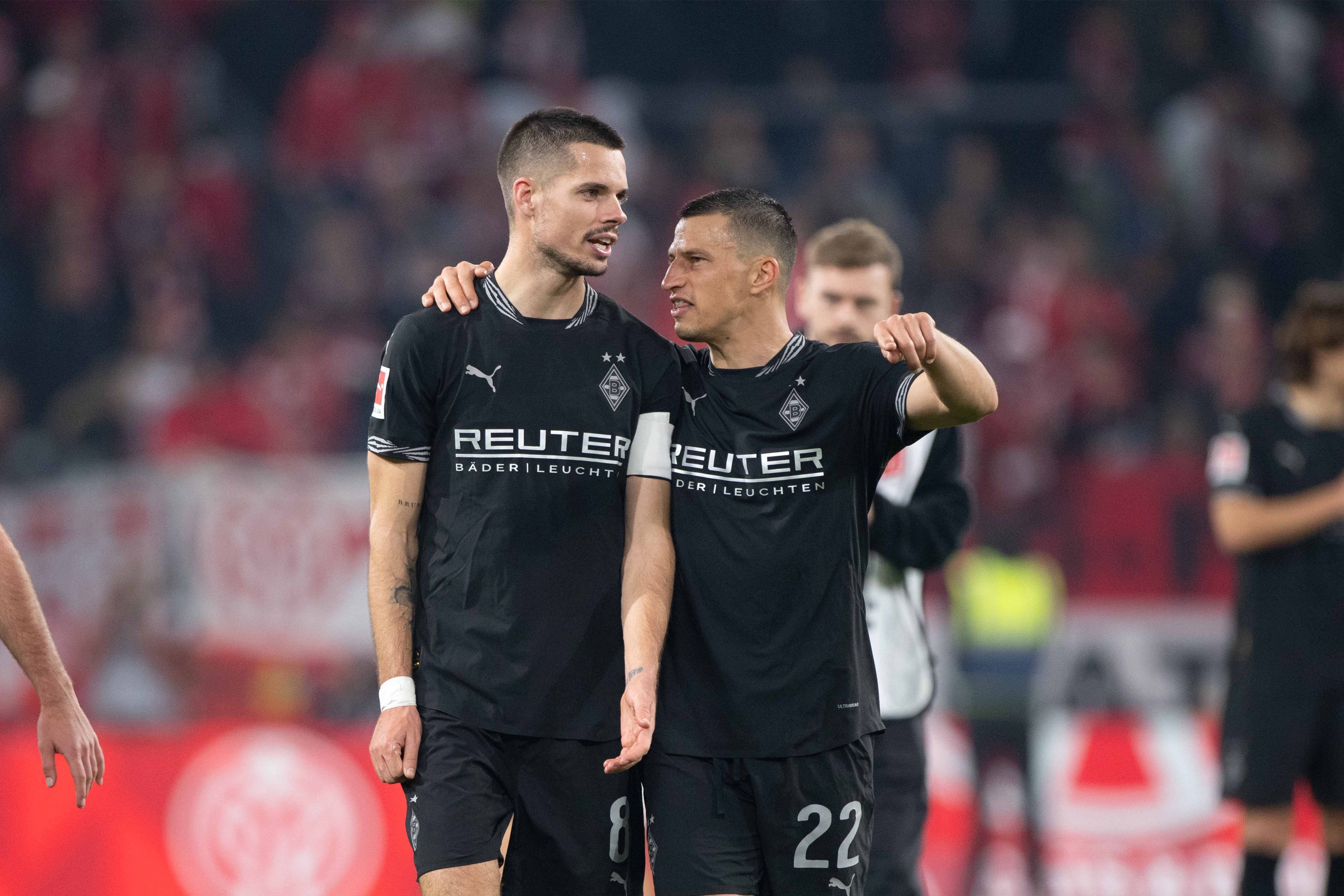 Borussia Mönchengladbachs Stefan Lainer spricht nach dem Spiel in Mainz auf dem Platz mit Teamkollege Julian Weigl.
