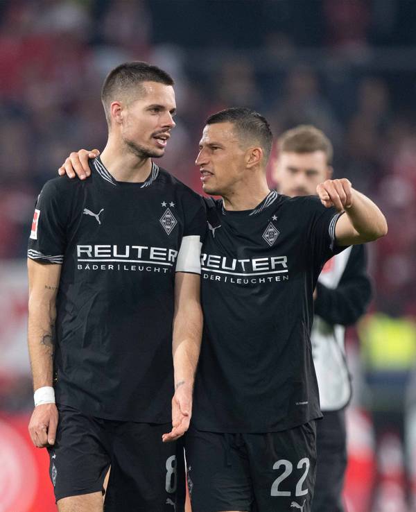 Borussia Mönchengladbachs Stefan Lainer spricht nach dem Spiel in Mainz auf dem Platz mit Teamkollege Julian Weigl.