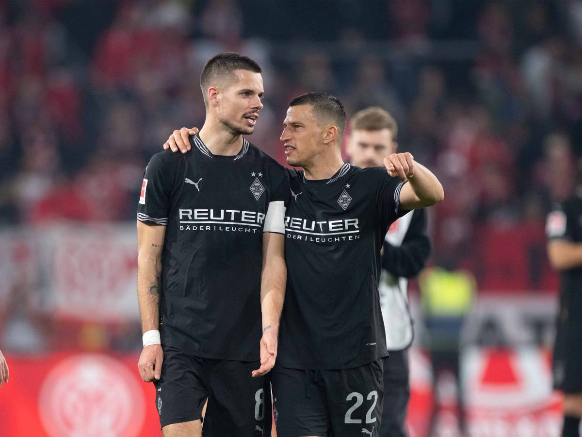 Borussia Mönchengladbachs Stefan Lainer spricht nach dem Spiel in Mainz auf dem Platz mit Teamkollege Julian Weigl.