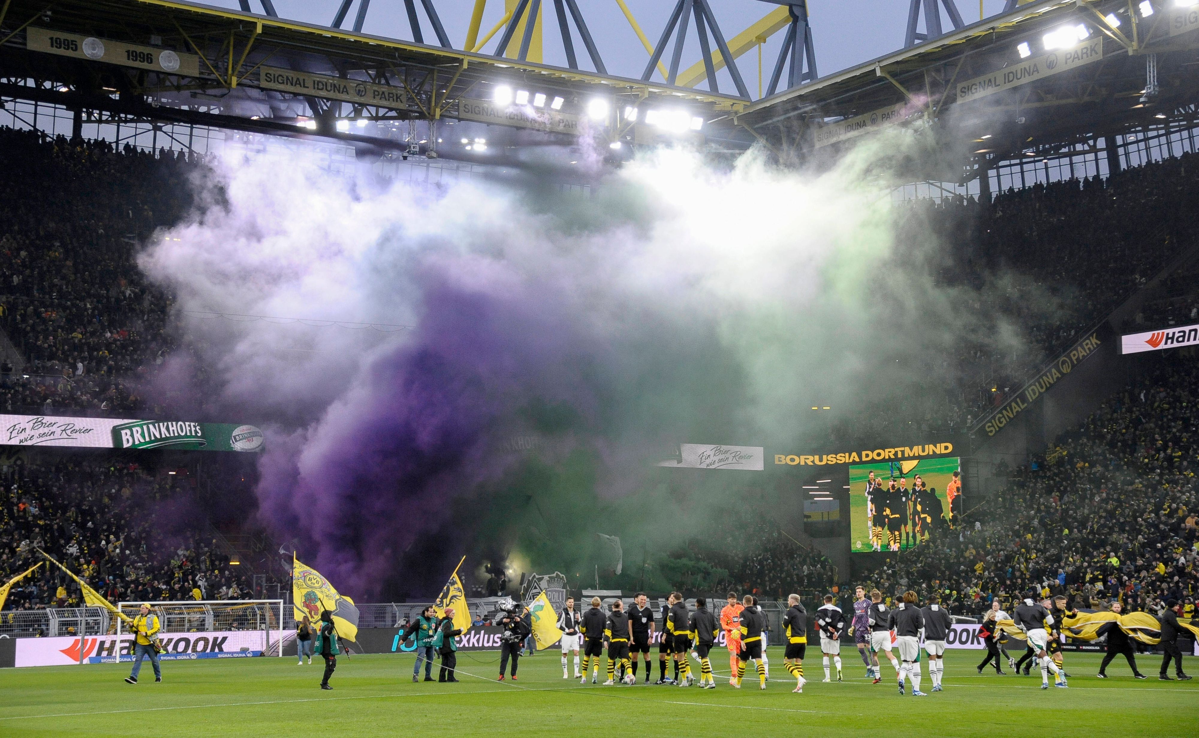 Fans von Borussia Mönchengladbach zünden Rauchbomben in Dortmund.