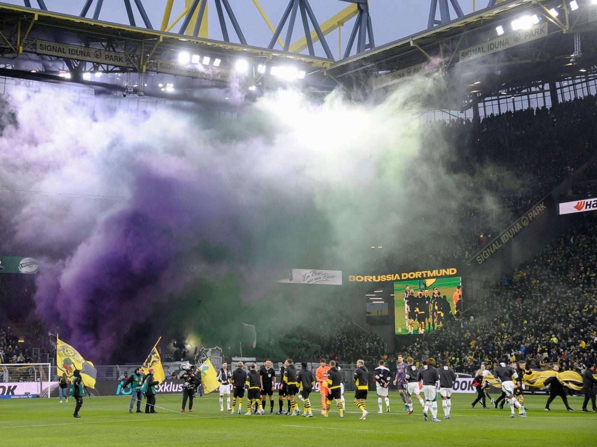 Fans von Borussia Mönchengladbach zünden Rauchbomben in Dortmund.