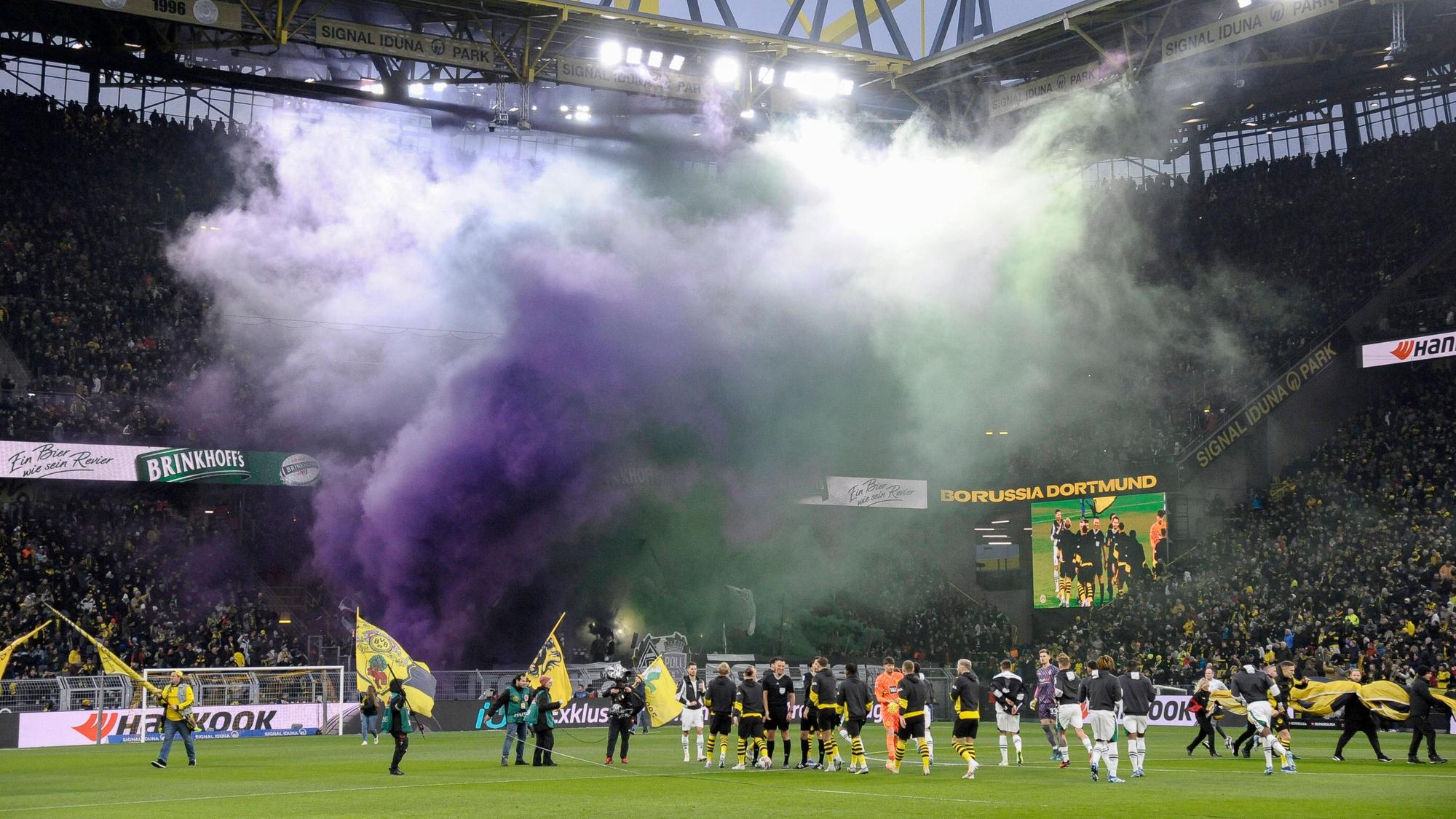 Fans von Borussia Mönchengladbach zünden Rauchbomben in Dortmund.