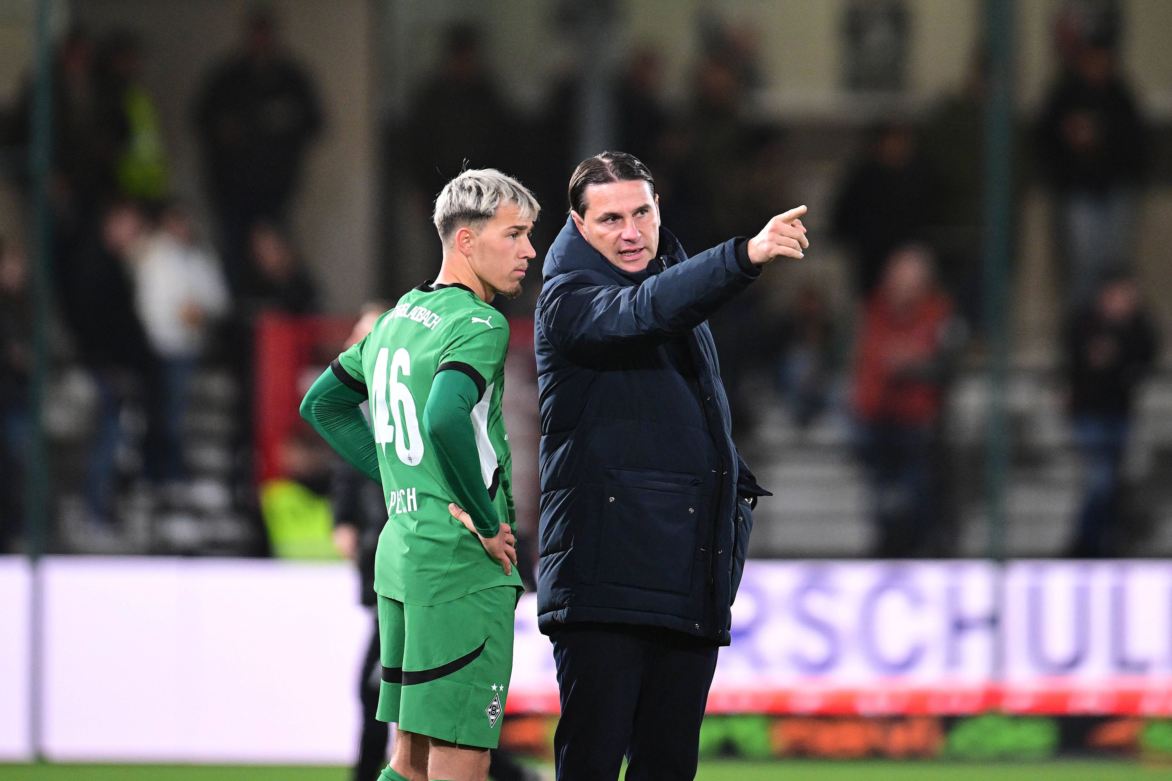 Noah Pesch und Gerardo Seoane an der Seitenlinie.