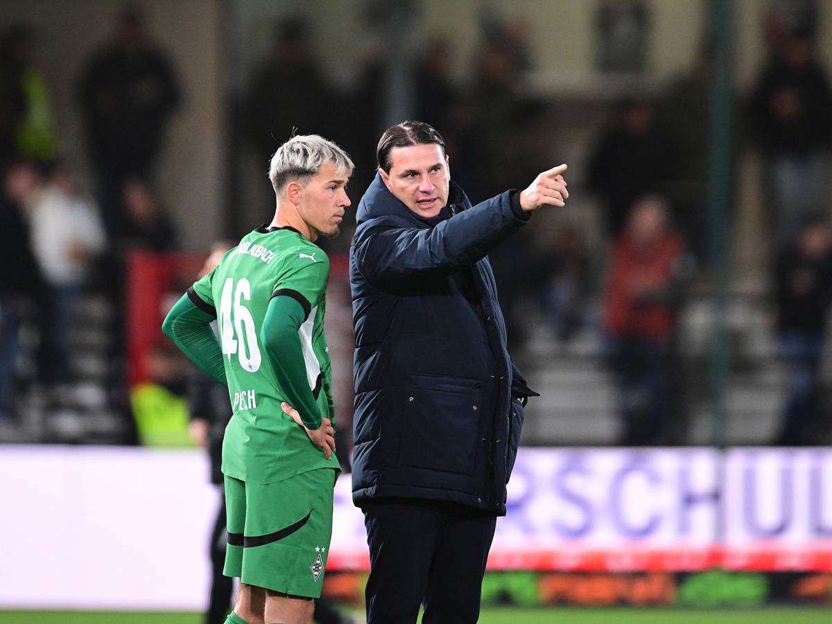 Noah Pesch und Gerardo Seoane an der Seitenlinie.