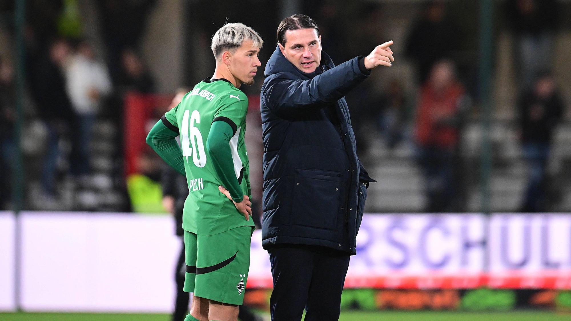 Noah Pesch und Gerardo Seoane an der Seitenlinie.