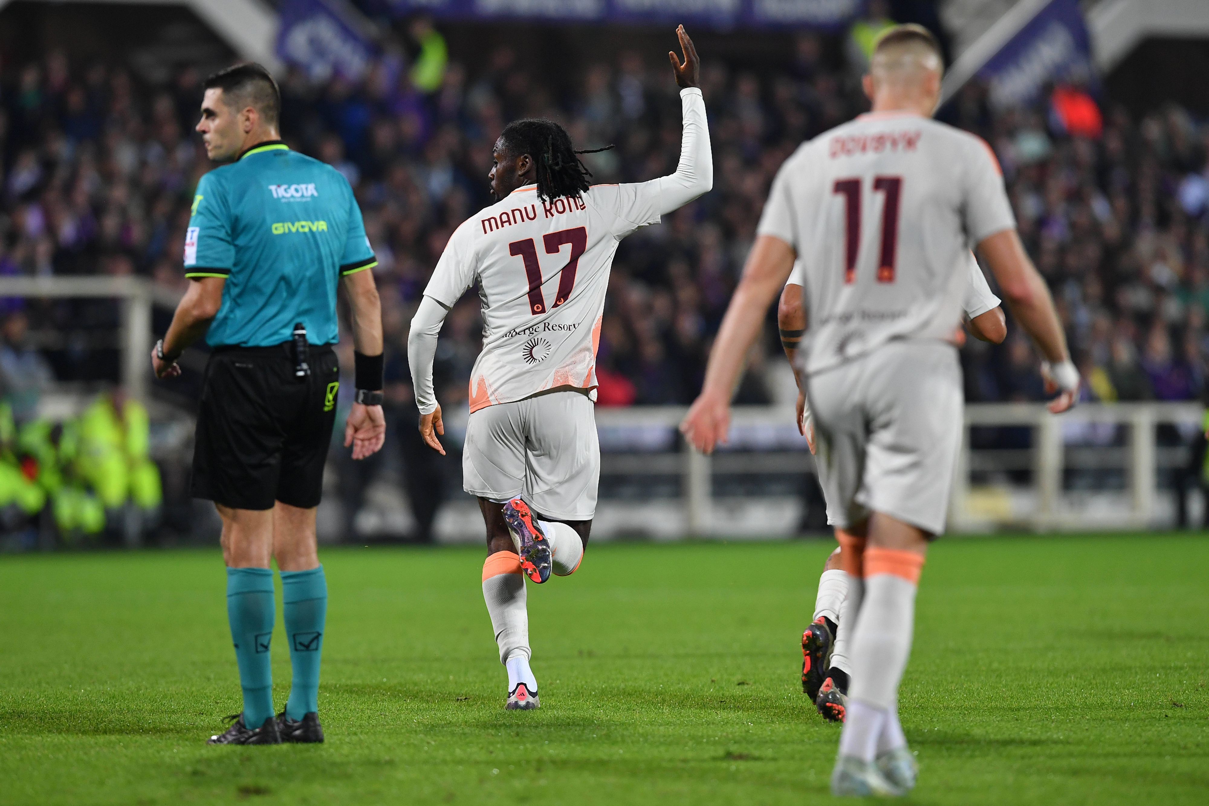 Manu Koné läuft jubelnd über den Platz.