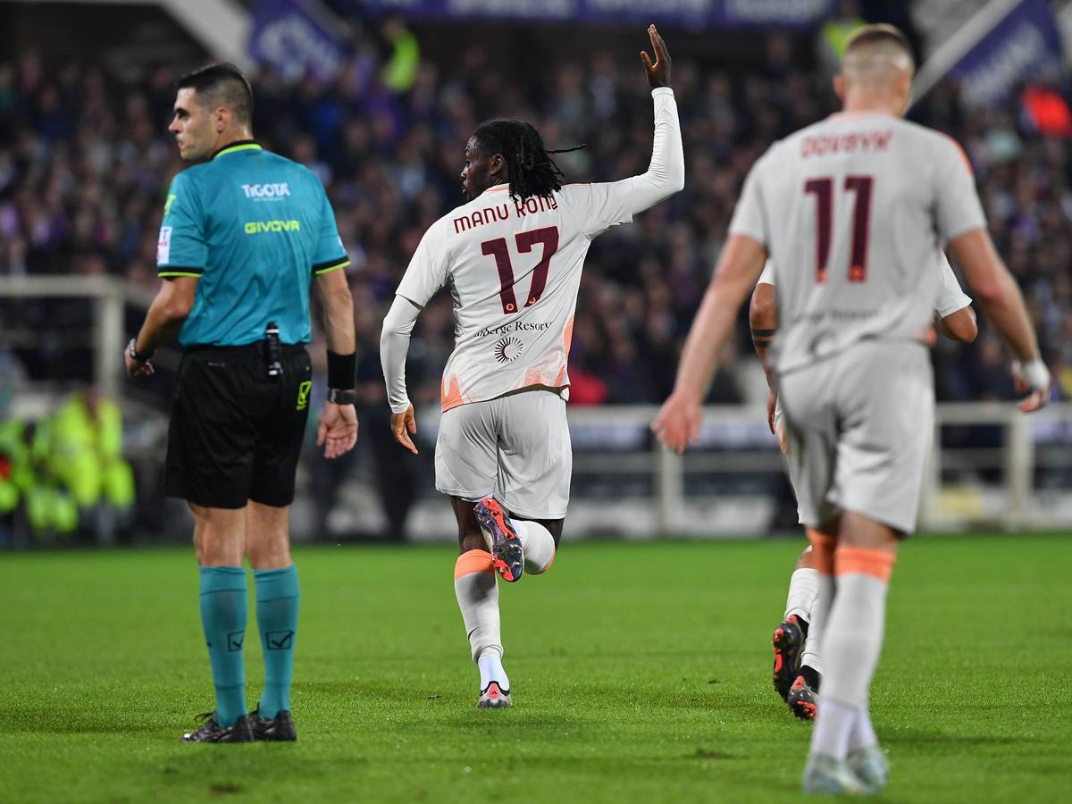 Manu Koné läuft jubelnd über den Platz.