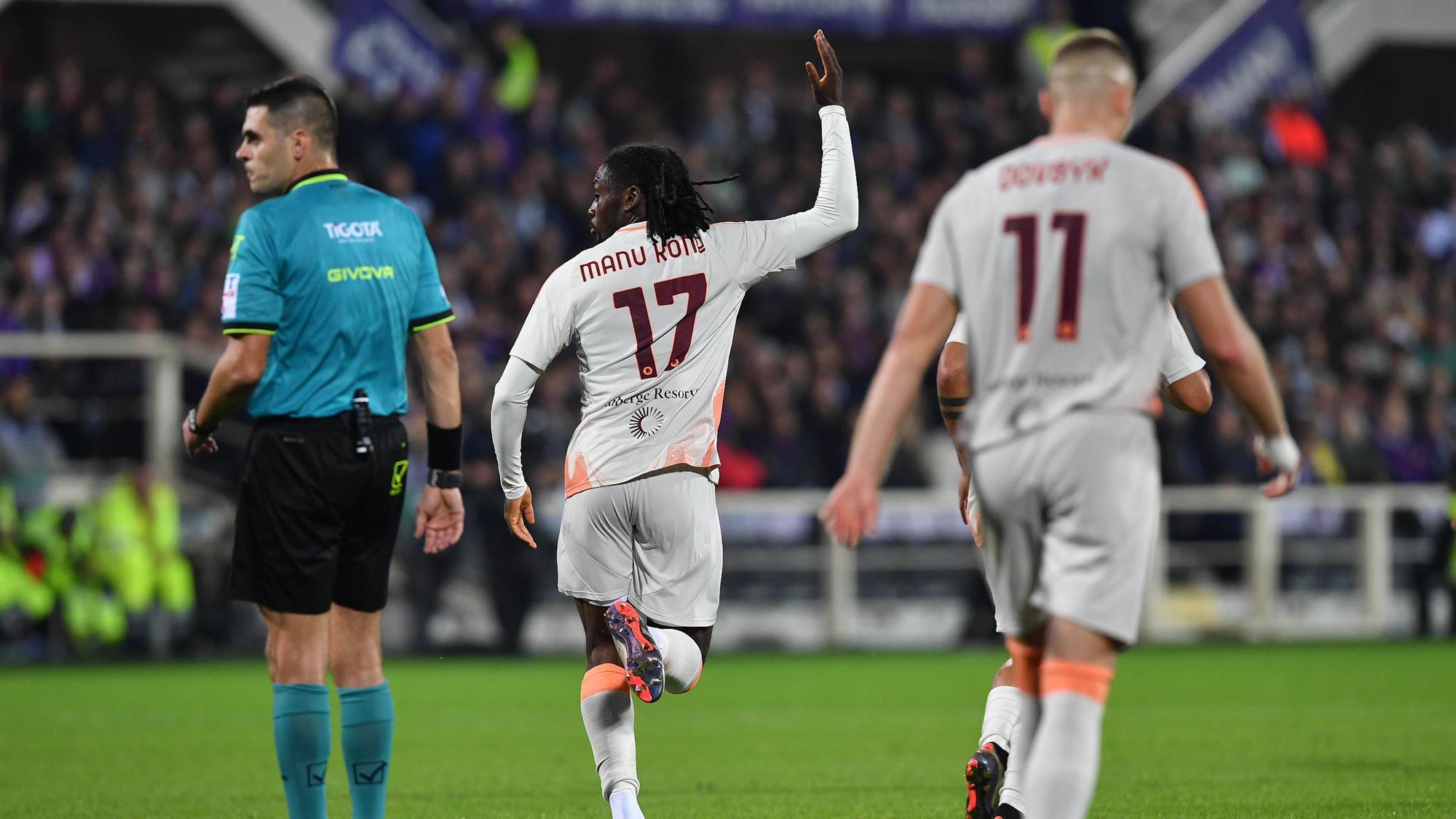 Manu Koné läuft jubelnd über den Platz.