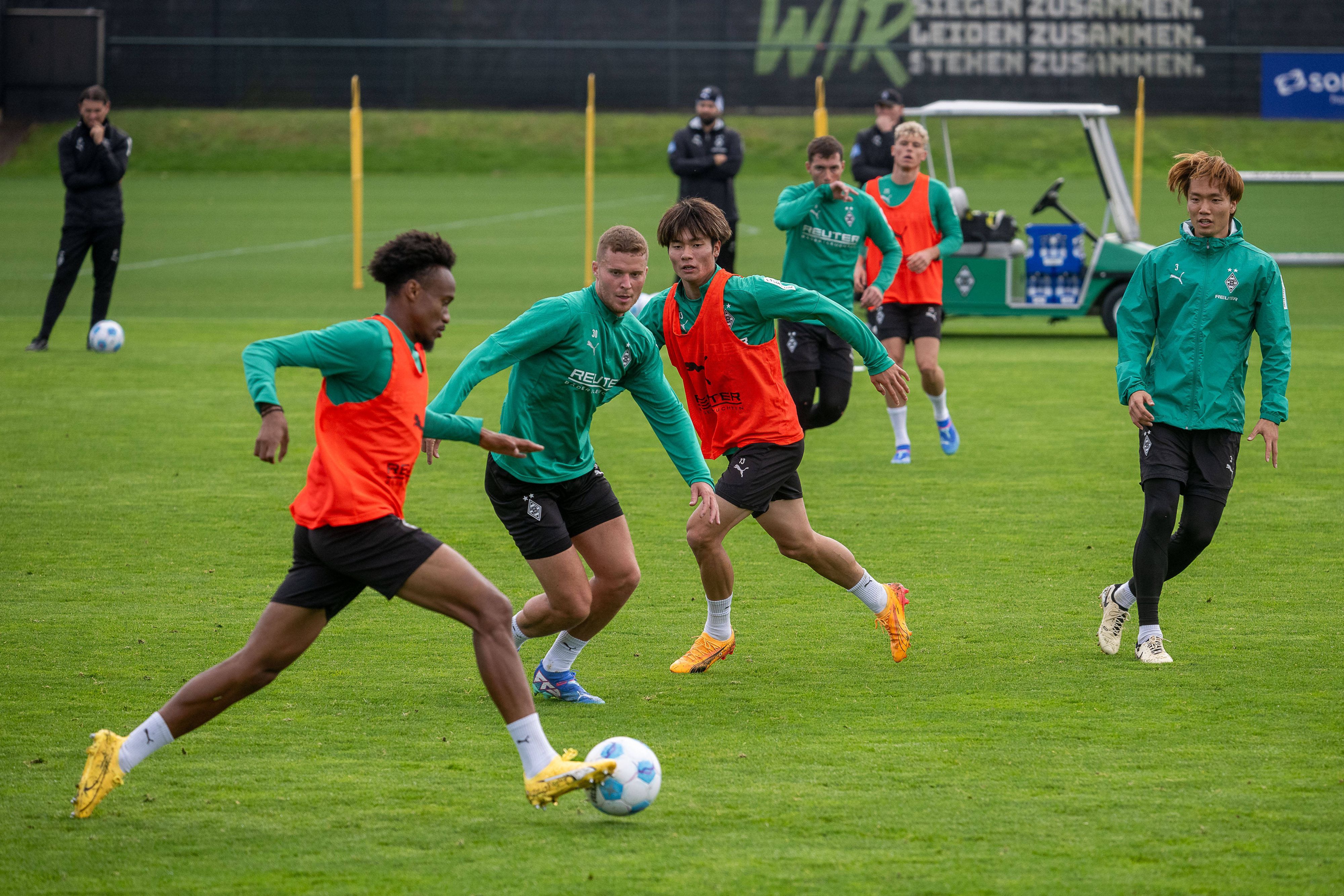 Nathan Ngoumou dribbelt im Training.