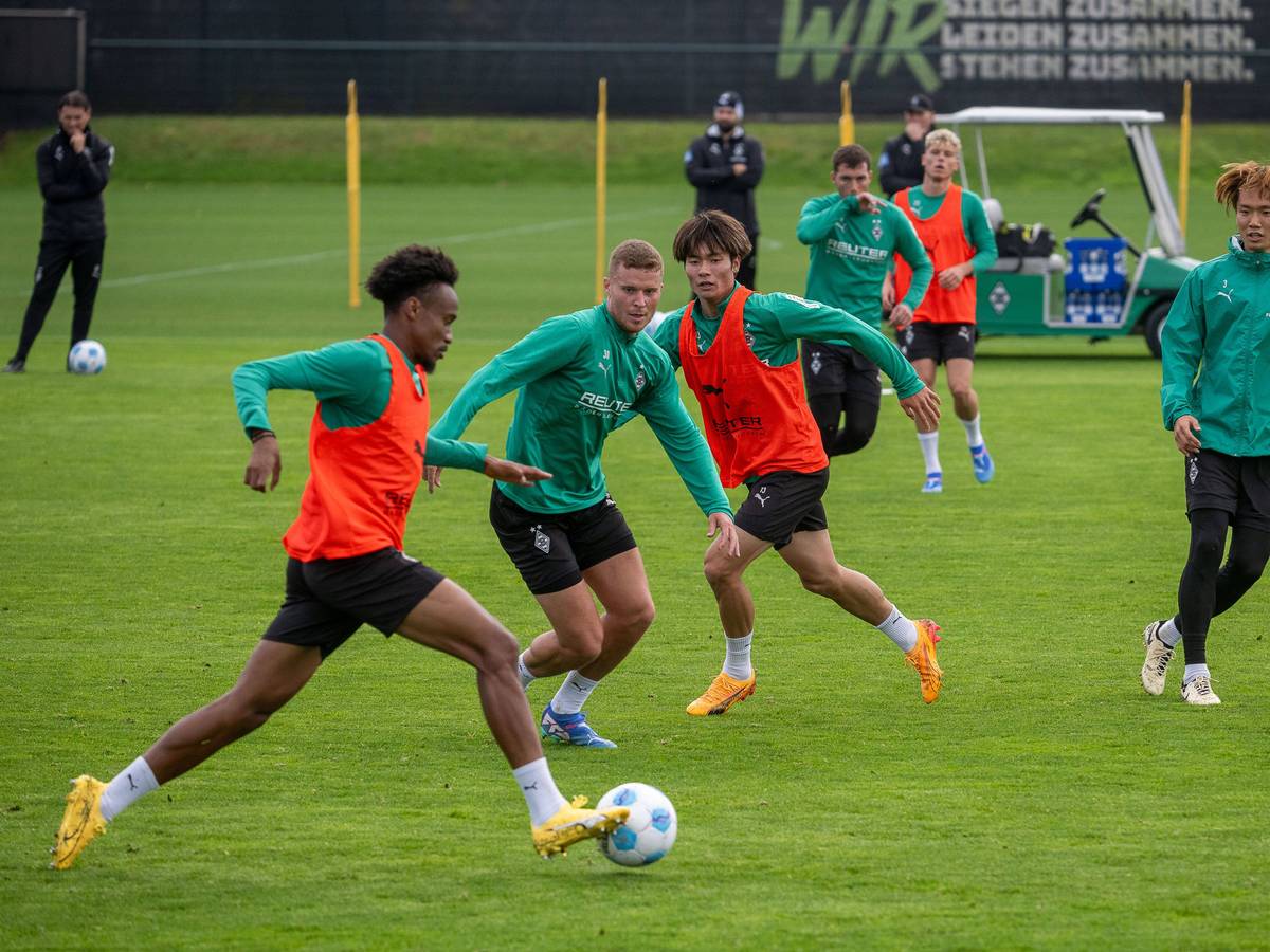 Nathan Ngoumou dribbelt im Training.
