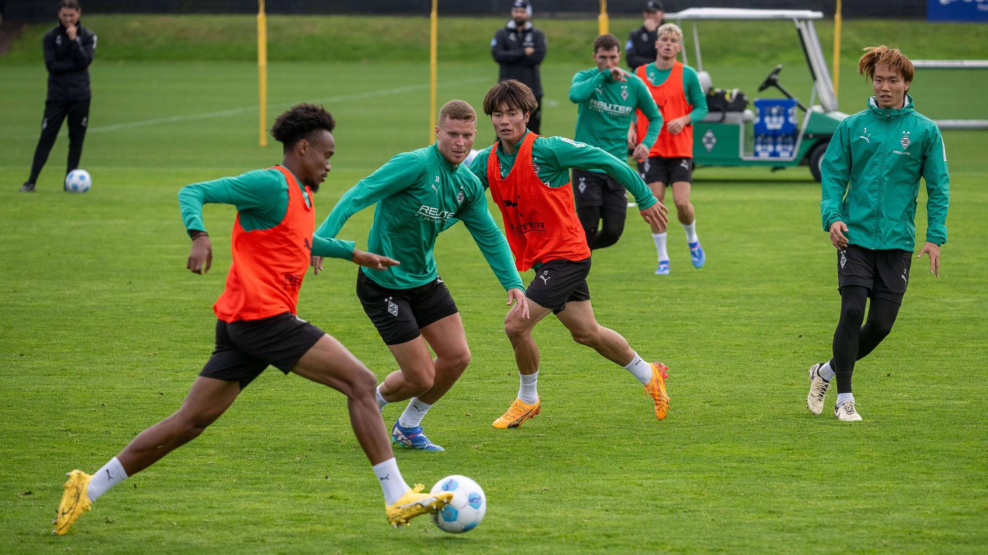 Nathan Ngoumou dribbelt im Training.