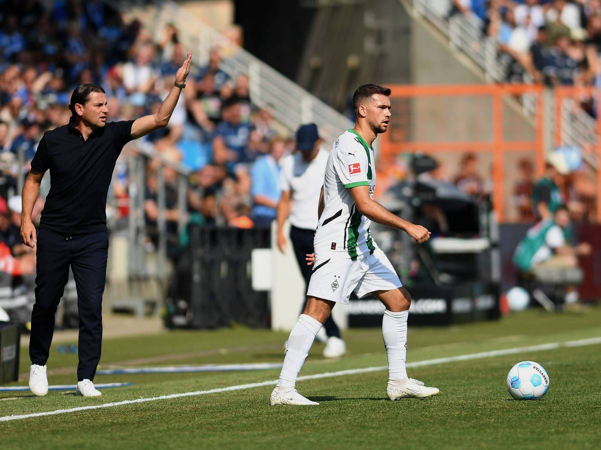Gerardo Seoane dirigert an der Seitenlinie, während Kevin Stöger den Ball am Fuß hat.