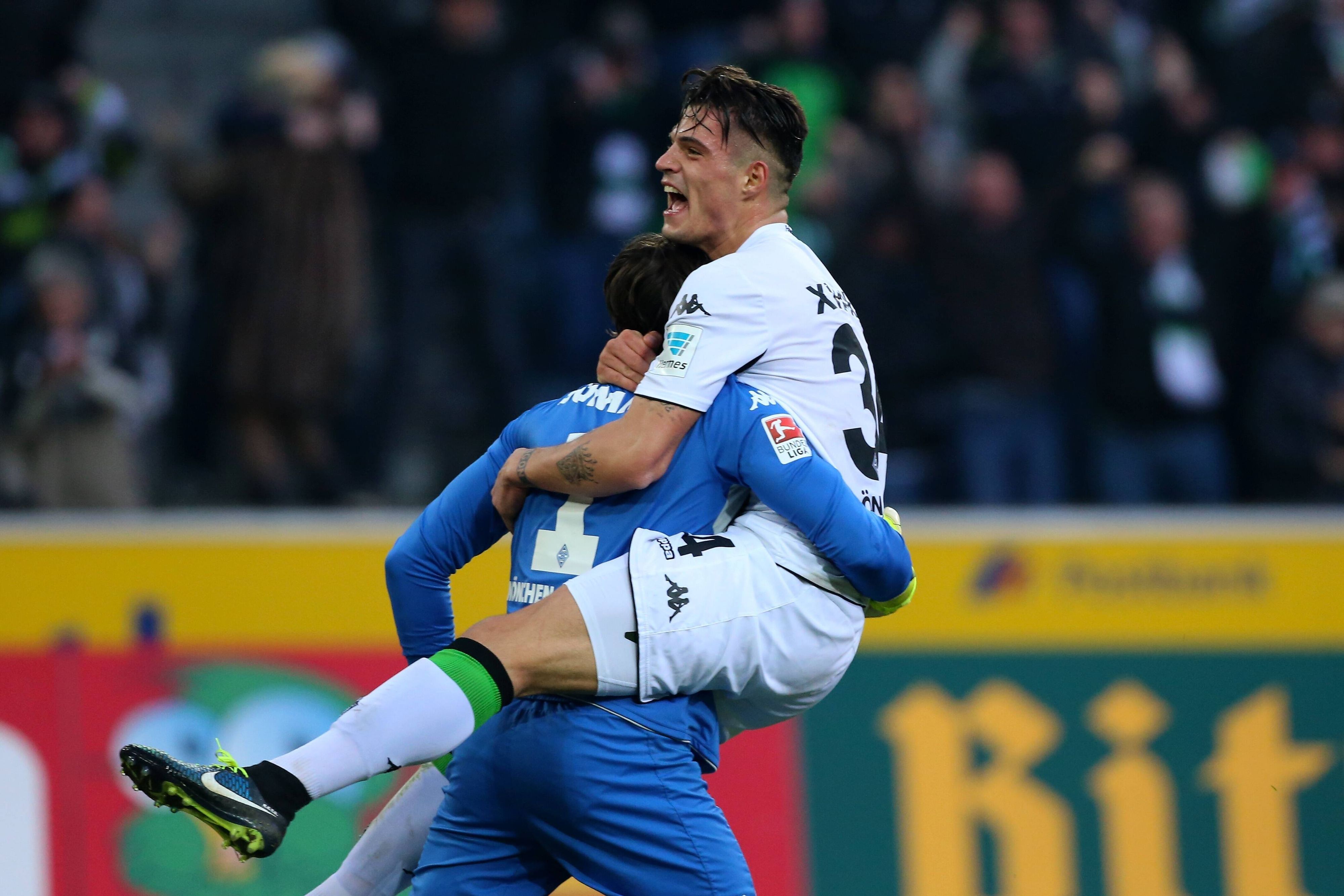Granit Xhaka bejubelt einen Treffer in letzter Minute mit Yann Sommer.