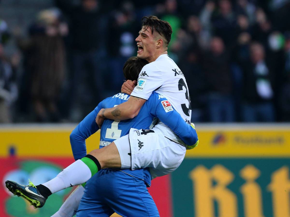Granit Xhaka bejubelt einen Treffer in letzter Minute mit Yann Sommer.
