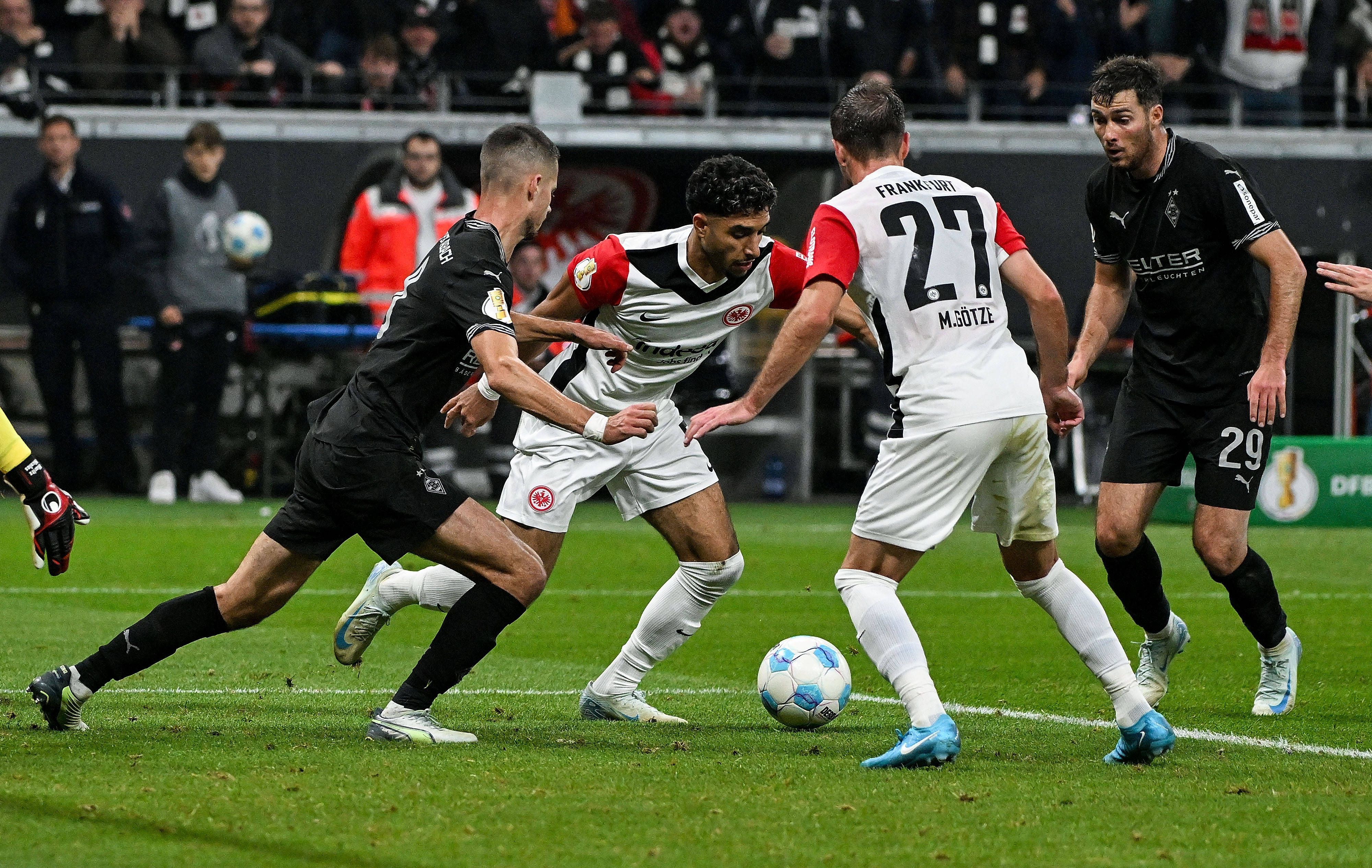 Omar Marmoush im Fünfmeterraum am Ball.
