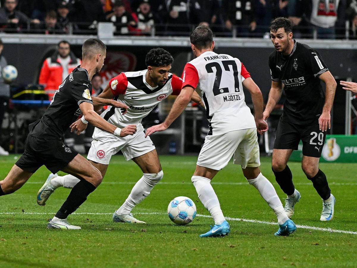 Omar Marmoush im Fünfmeterraum am Ball.