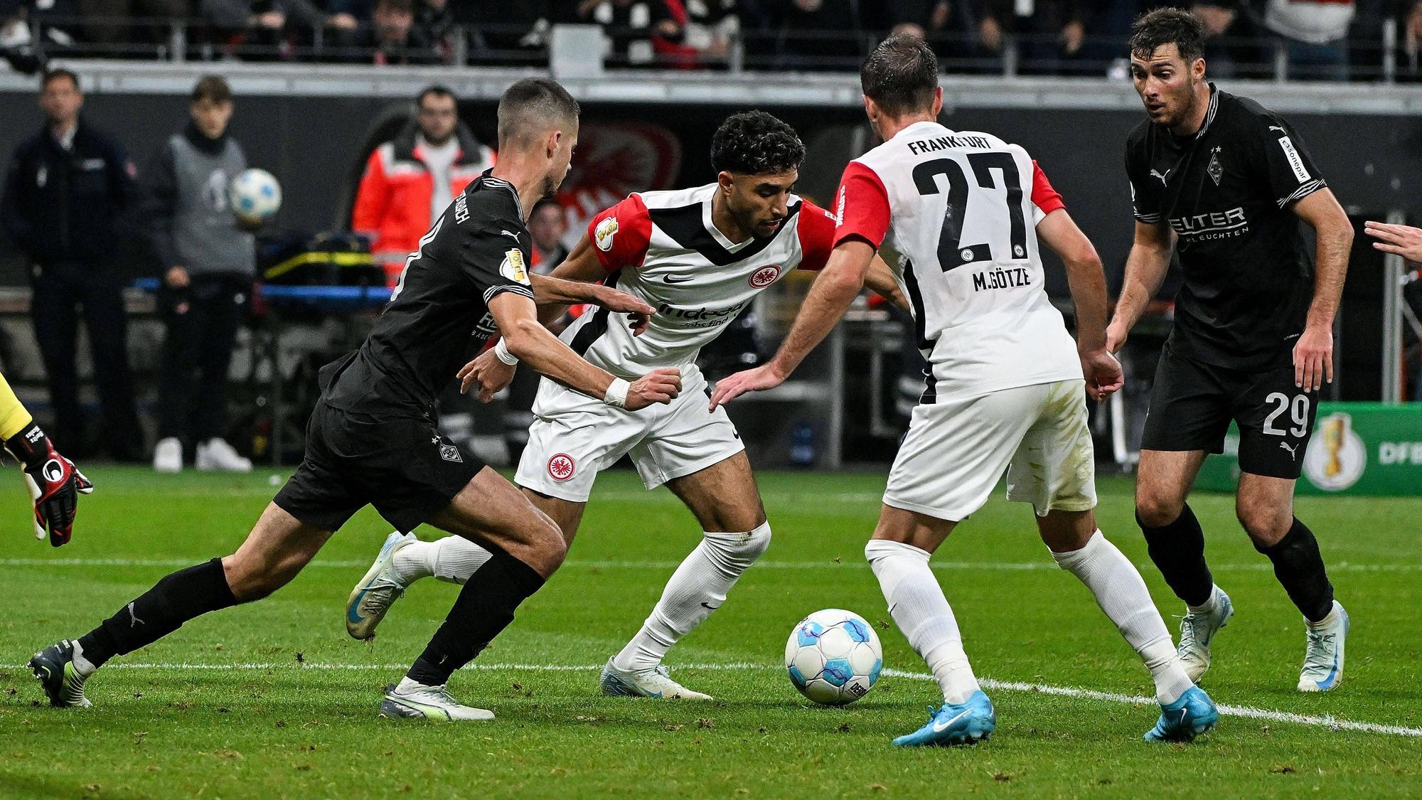 Omar Marmoush im Fünfmeterraum am Ball.