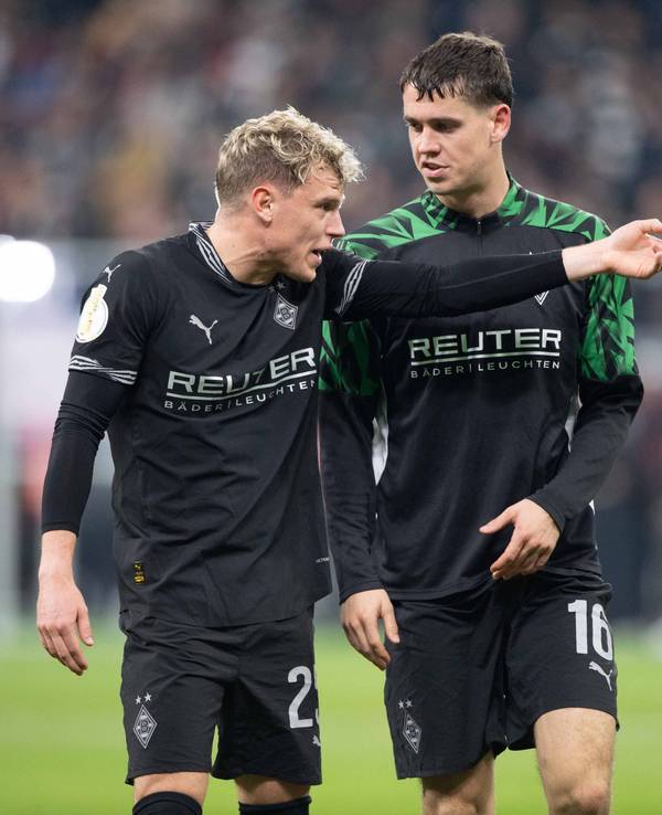 Borussia Mönchengladbachs Robin Hack spricht mit Teamkollege Philipp Sander nach dem Pokal-Spiel bei Eintracht Frankfurt.