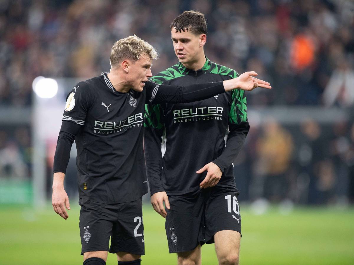 Borussia Mönchengladbachs Robin Hack spricht mit Teamkollege Philipp Sander nach dem Pokal-Spiel bei Eintracht Frankfurt.