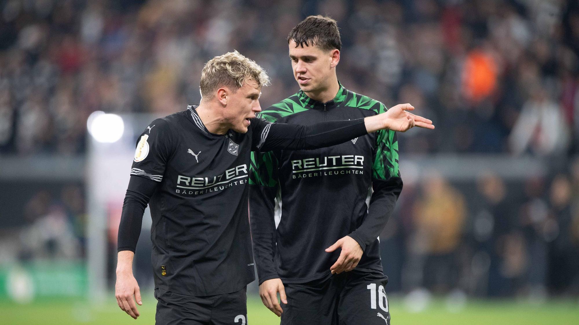 Borussia Mönchengladbachs Robin Hack spricht mit Teamkollege Philipp Sander nach dem Pokal-Spiel bei Eintracht Frankfurt.
