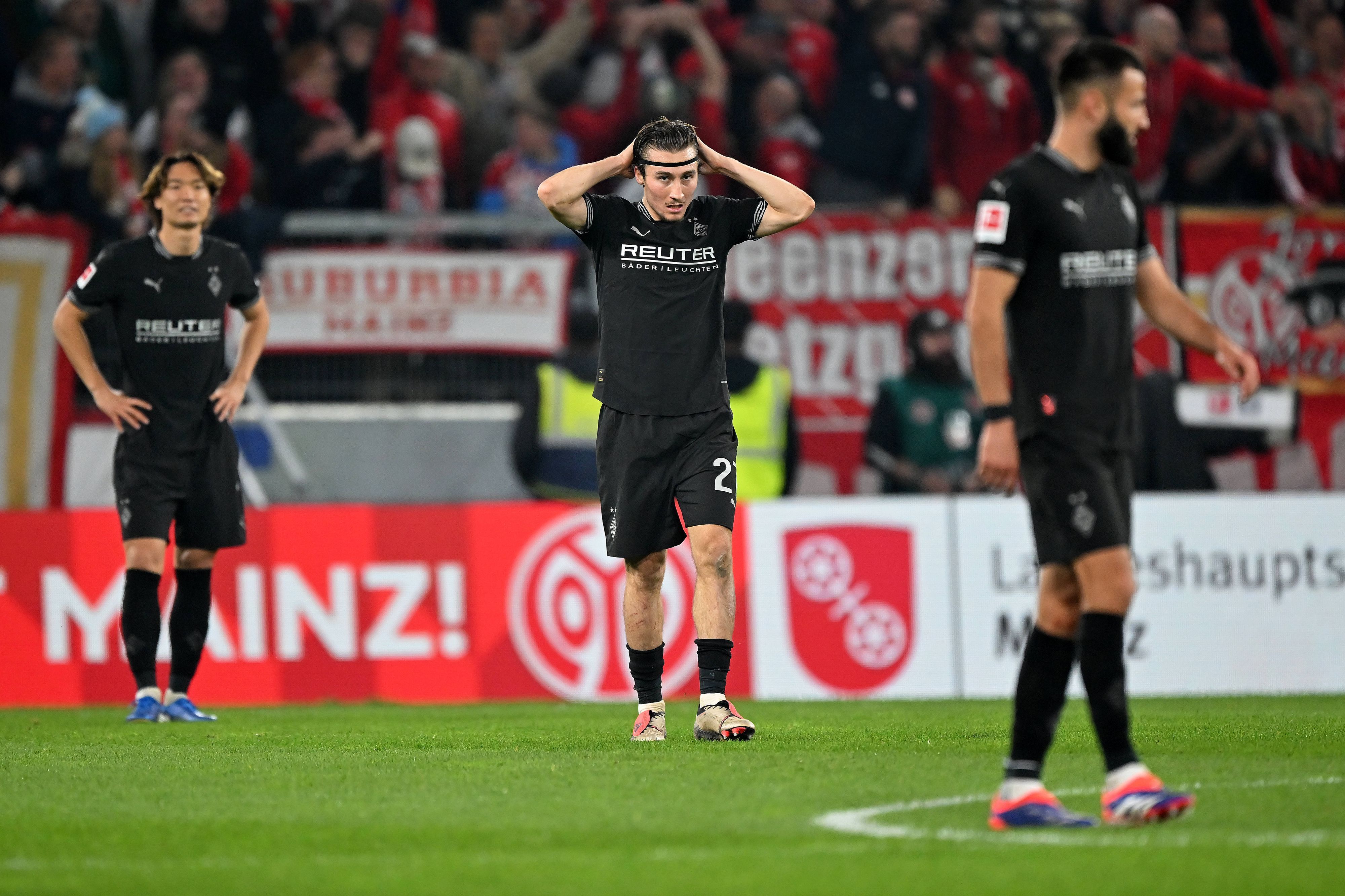 Rocco Reitz packt sich auf dem Platz an den Kopf.