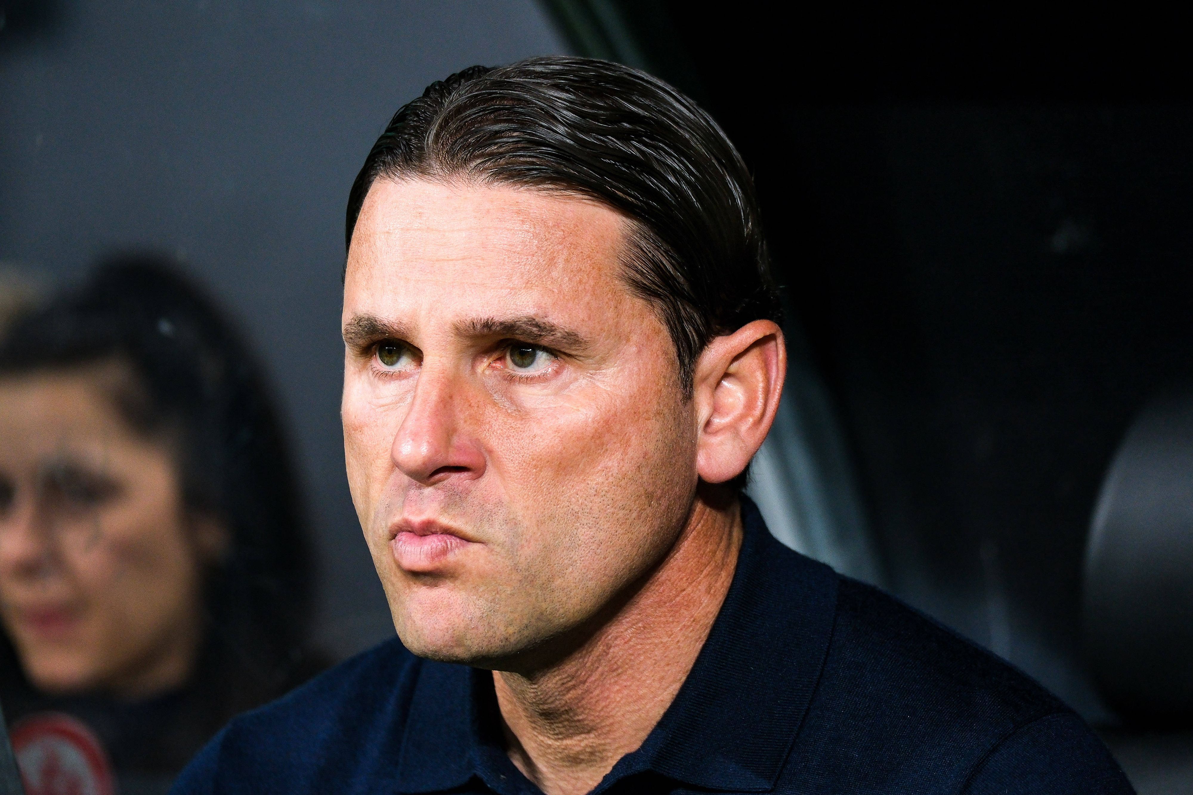 Gerardo Seoane schaut konzentriert auf der Trainerbank.