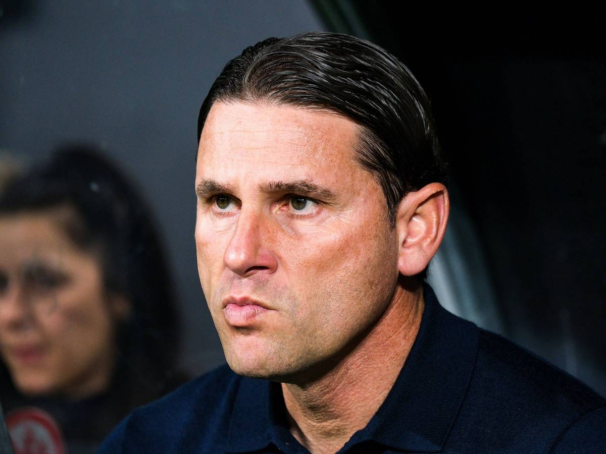 Gerardo Seoane schaut konzentriert auf der Trainerbank.