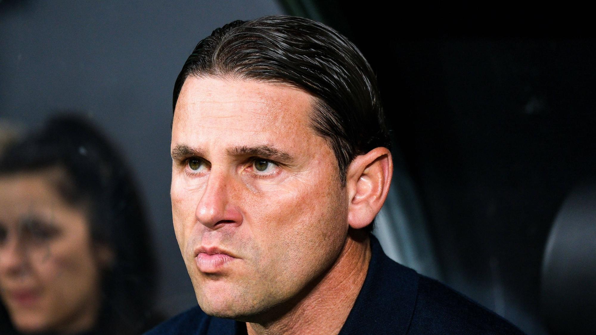 Gerardo Seoane schaut konzentriert auf der Trainerbank.