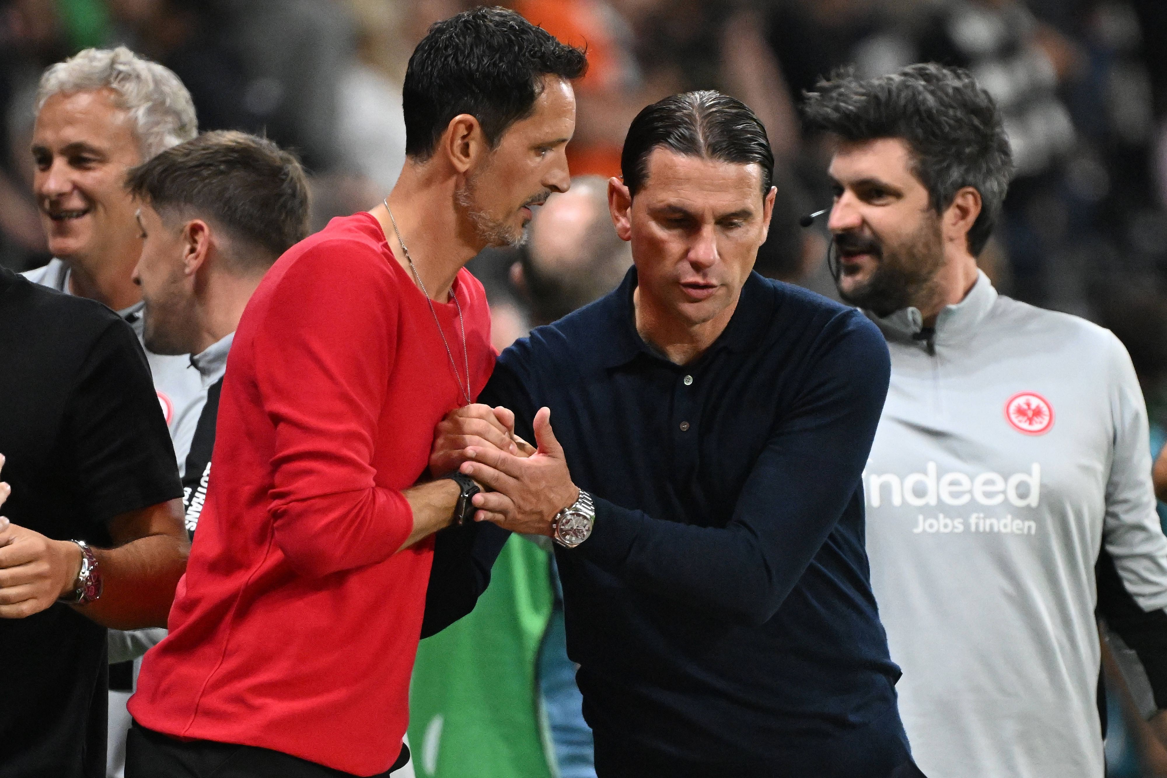 Dino Toppmöller und Gerardo Seoane schlagen sich zur Begrüßung ein.